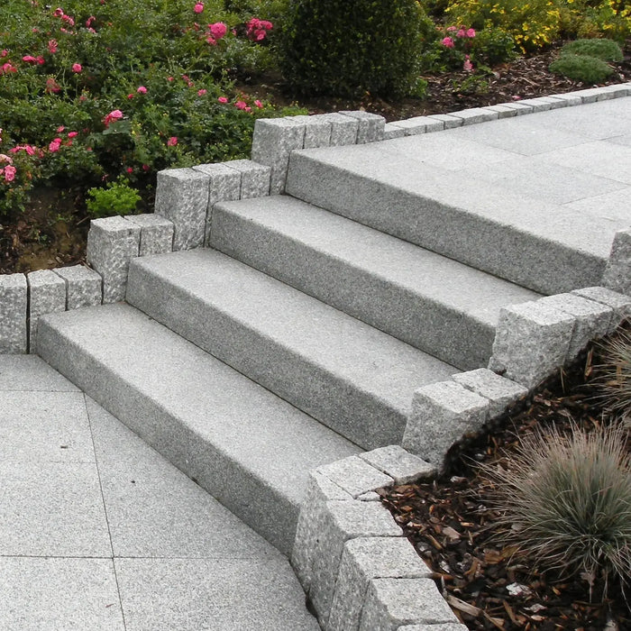Außentreppe aus Blockstufen in Granit Silversand in Molsheim