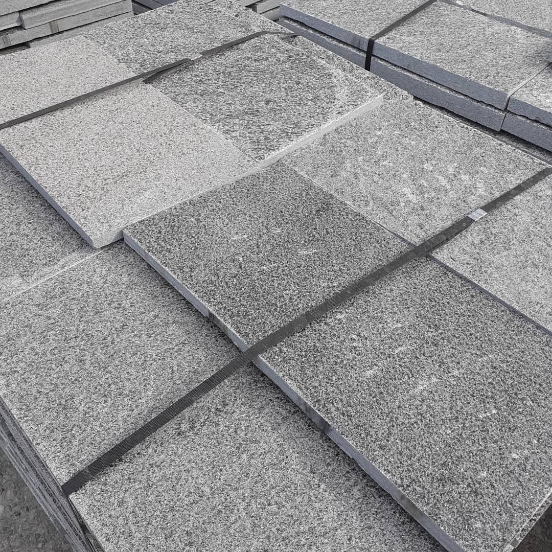 Dallage en Gneiss ALPINA WHITE Brossé - Minéral Pierre Naturelle