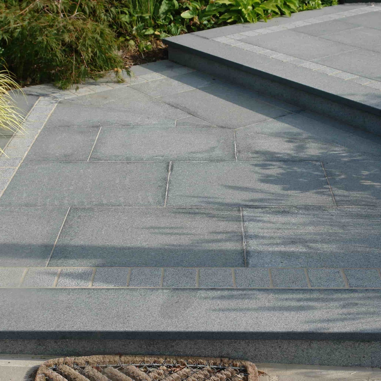 Bodenplatte Granit KURU DARK