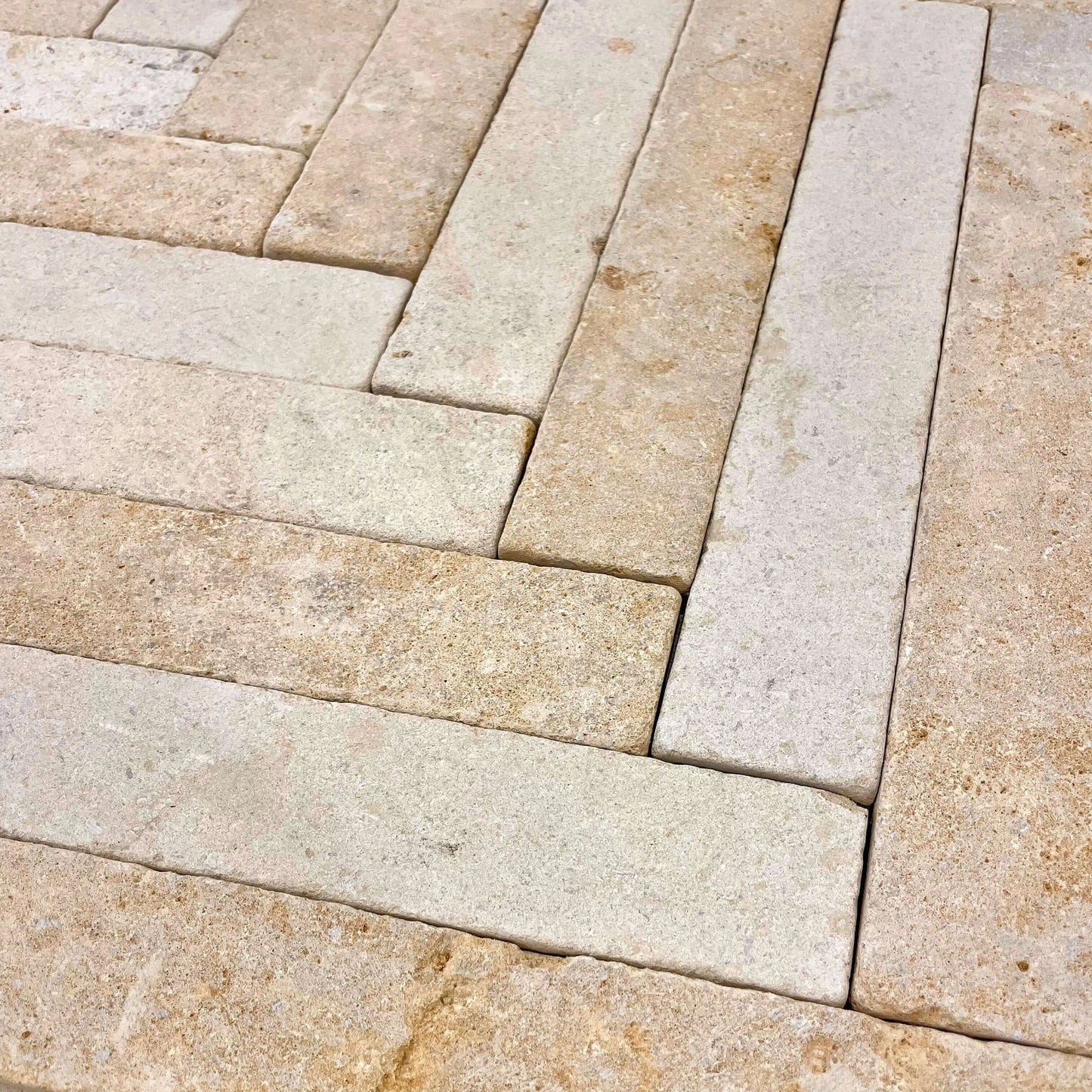 Dallage chevron en pierre calcaire ANTICA - Minéral Pierre Naturelle