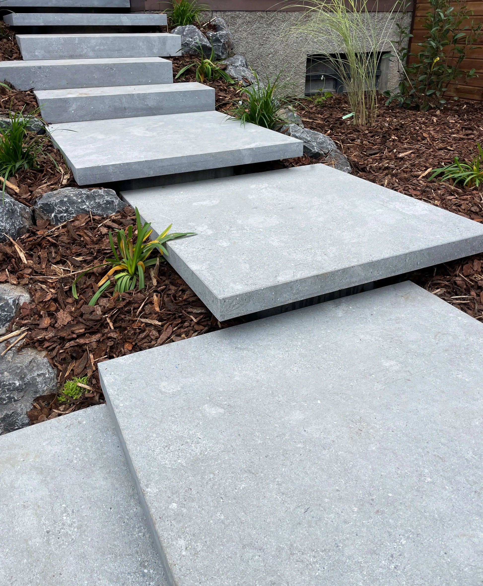 Marche suspendue en GRIS MONCERAT