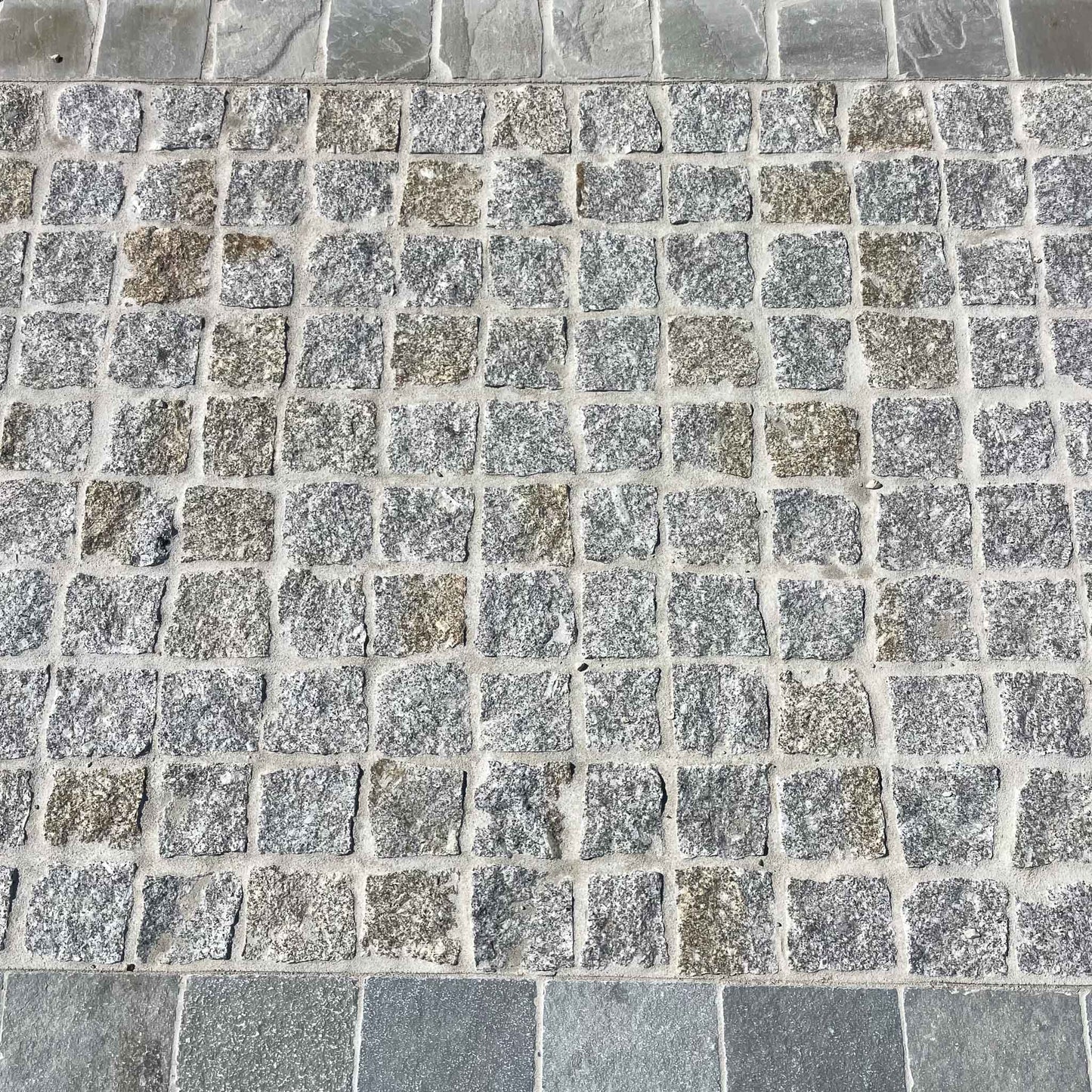 Pavé en GRANIT MIX gris jaune - Minéral Pierre Naturelle