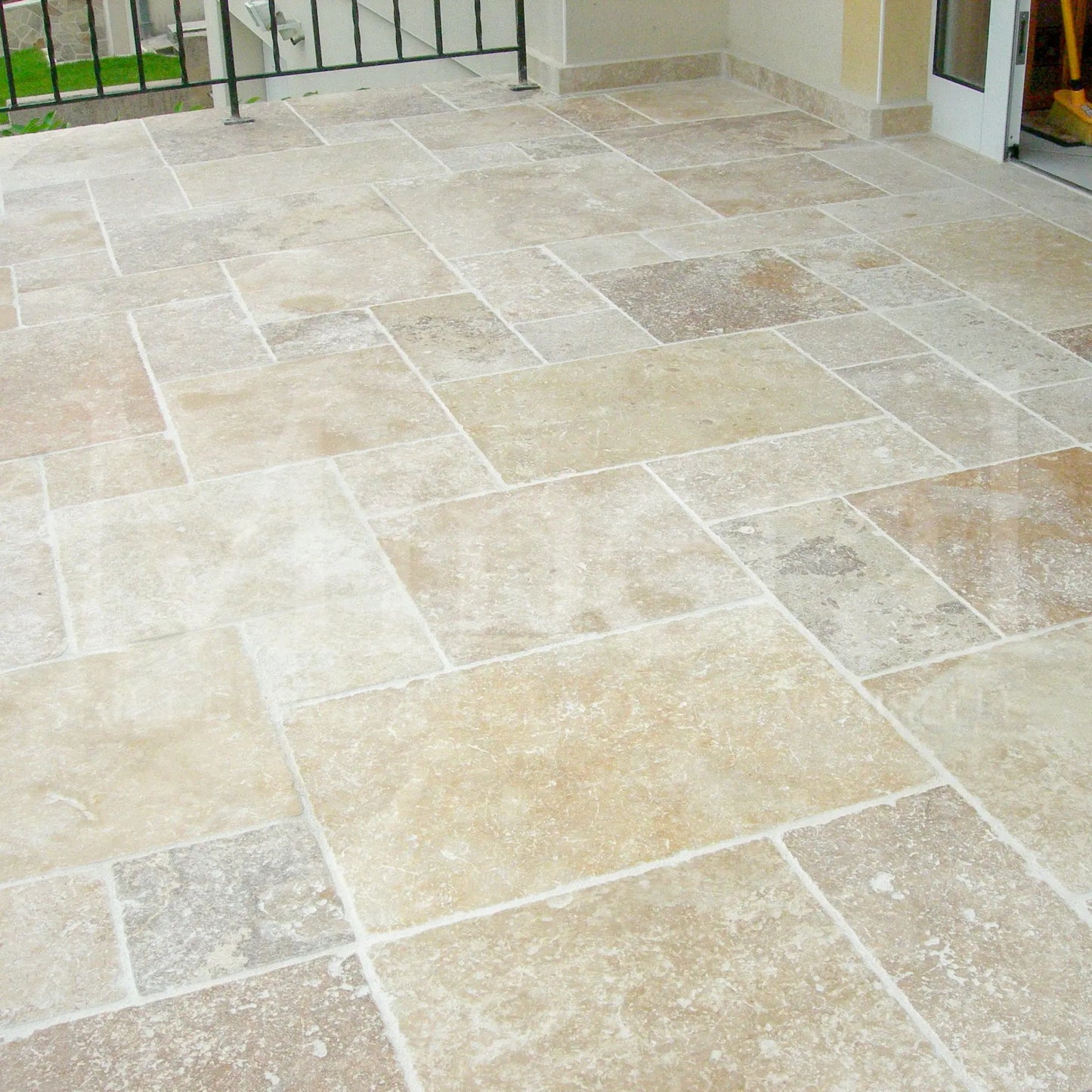 Dallage extérieur en TRAVERTIN CLASSIC - Minéral Pierre Naturelle