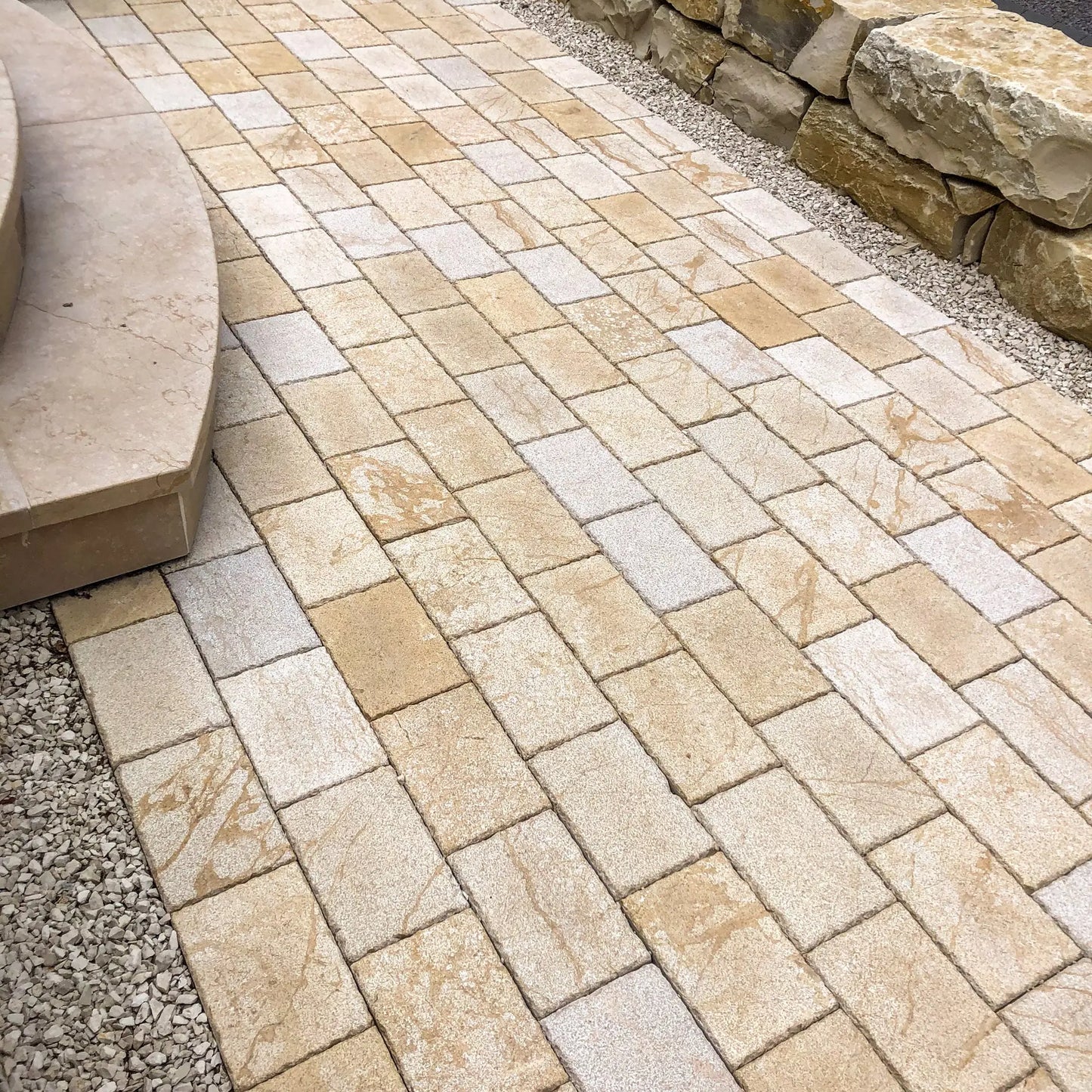 Pavé en pierre calcaire ALMENDRA grenaillé - Minéral Pierre Naturelle