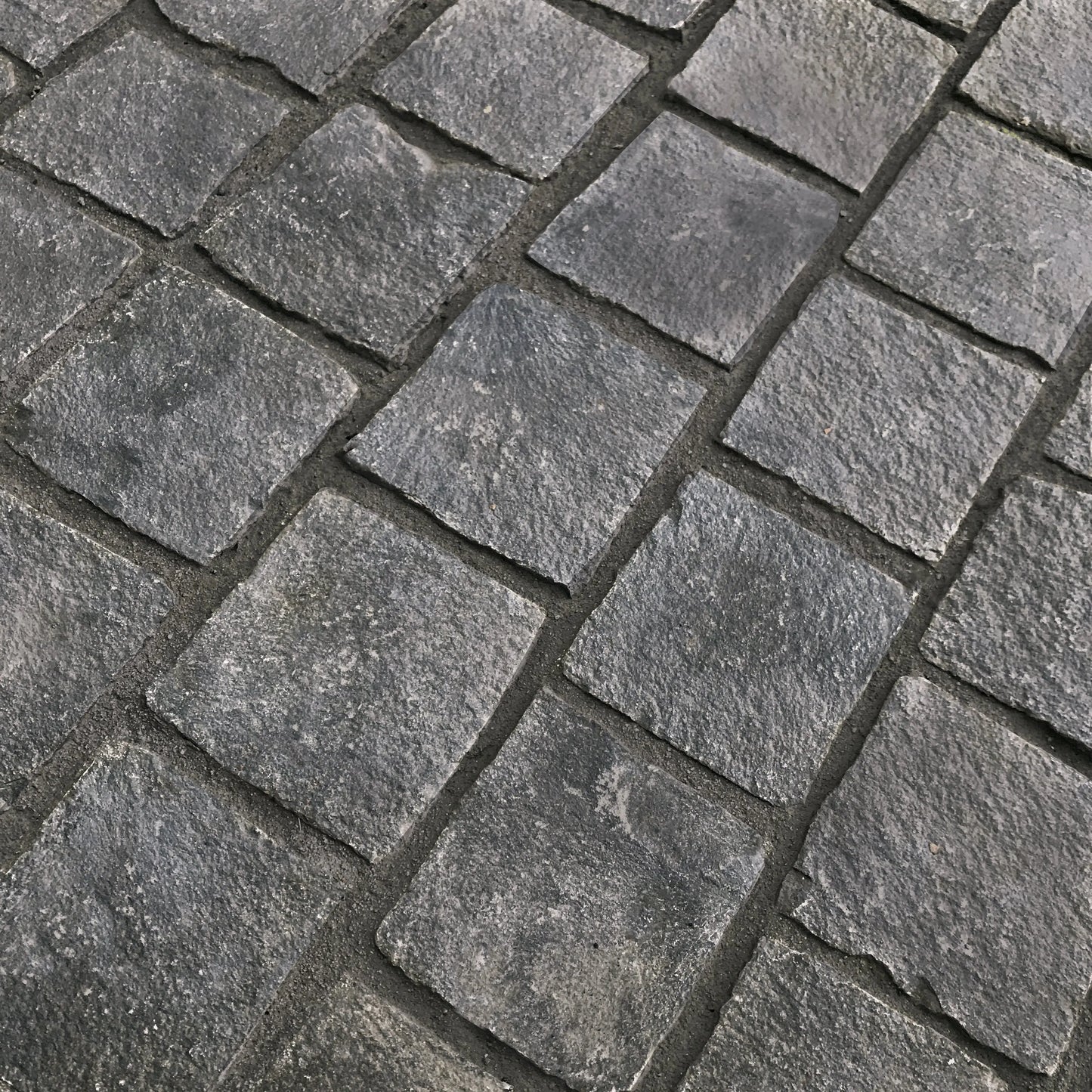 Pavé en BASALTE SUPER BLACK Naturel - Minéral Pierre Naturelle