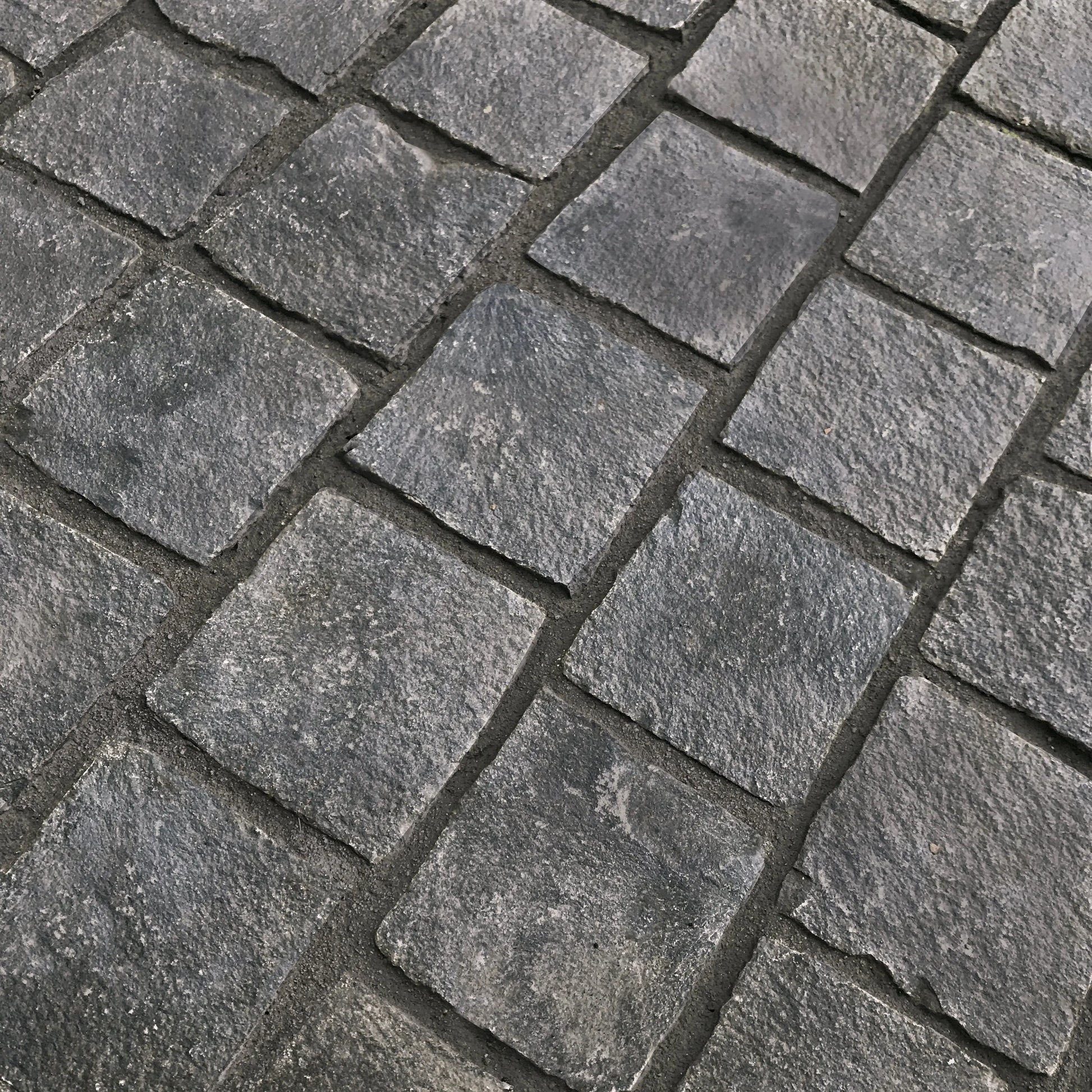 Pavé en BASALTE SUPER BLACK Naturel - Minéral Pierre Naturelle