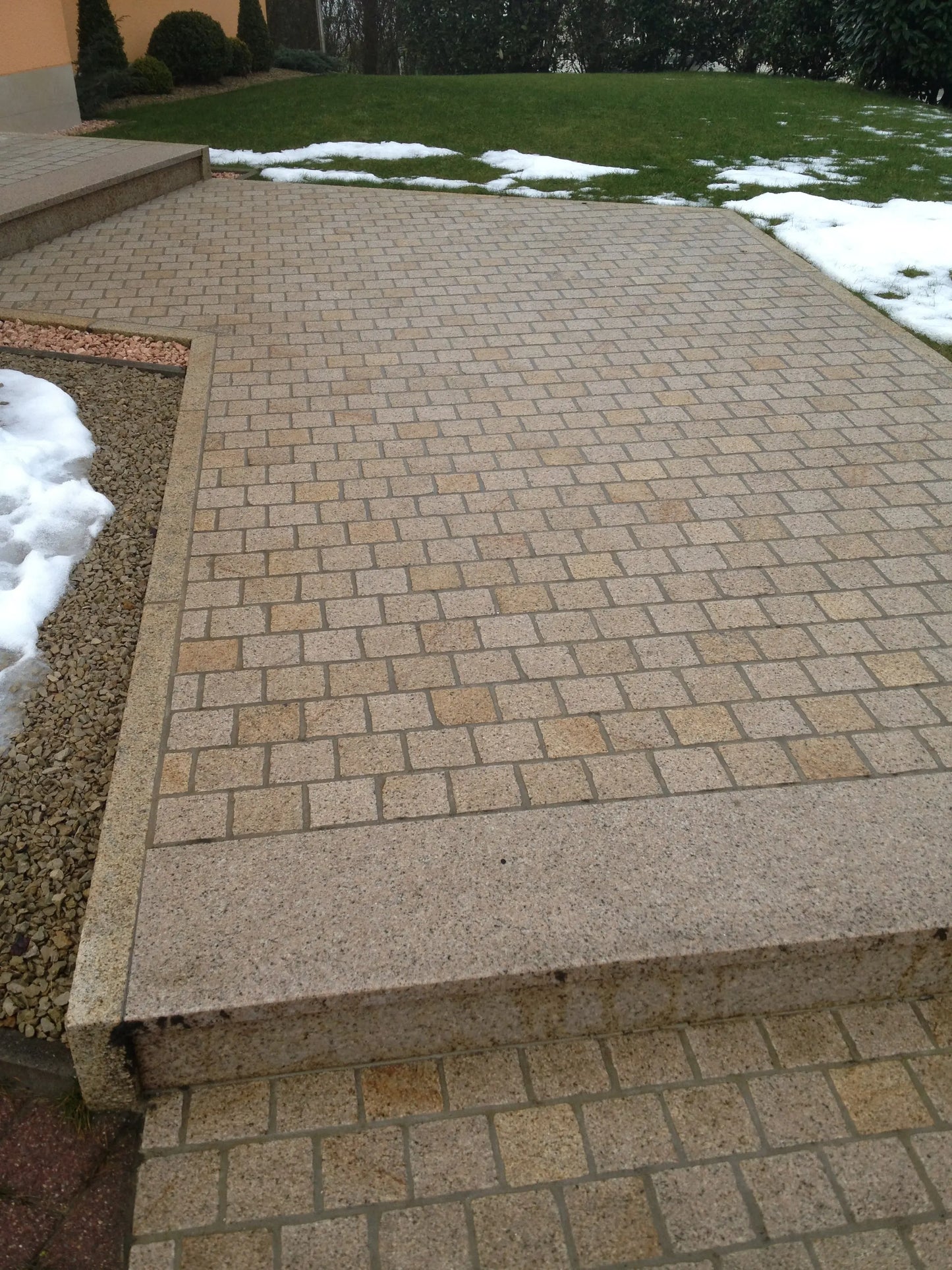 Escalier en granit JAUNE SAVANE - Minéral Pierre Naturelle