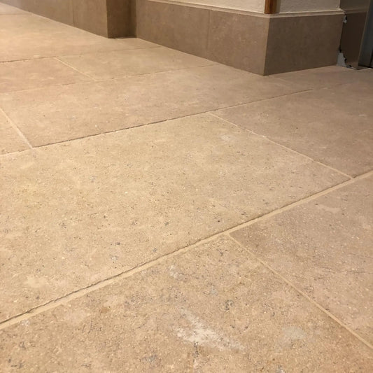 Dallage intérieur en pierre calcaire SINAI PEARL vieilli - Minéral Pierre Naturelle