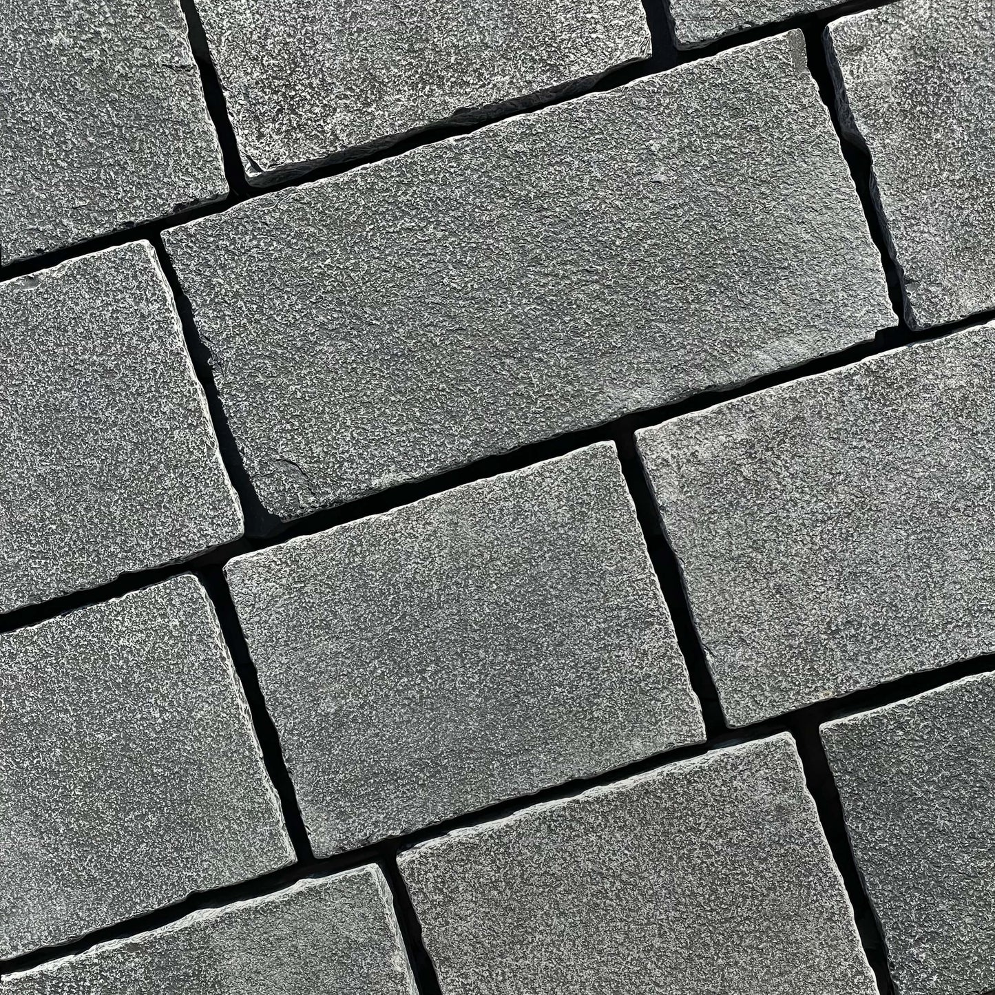 Pavé en pierre calcaire LIMA BLACK - Minéral Pierre Naturelle