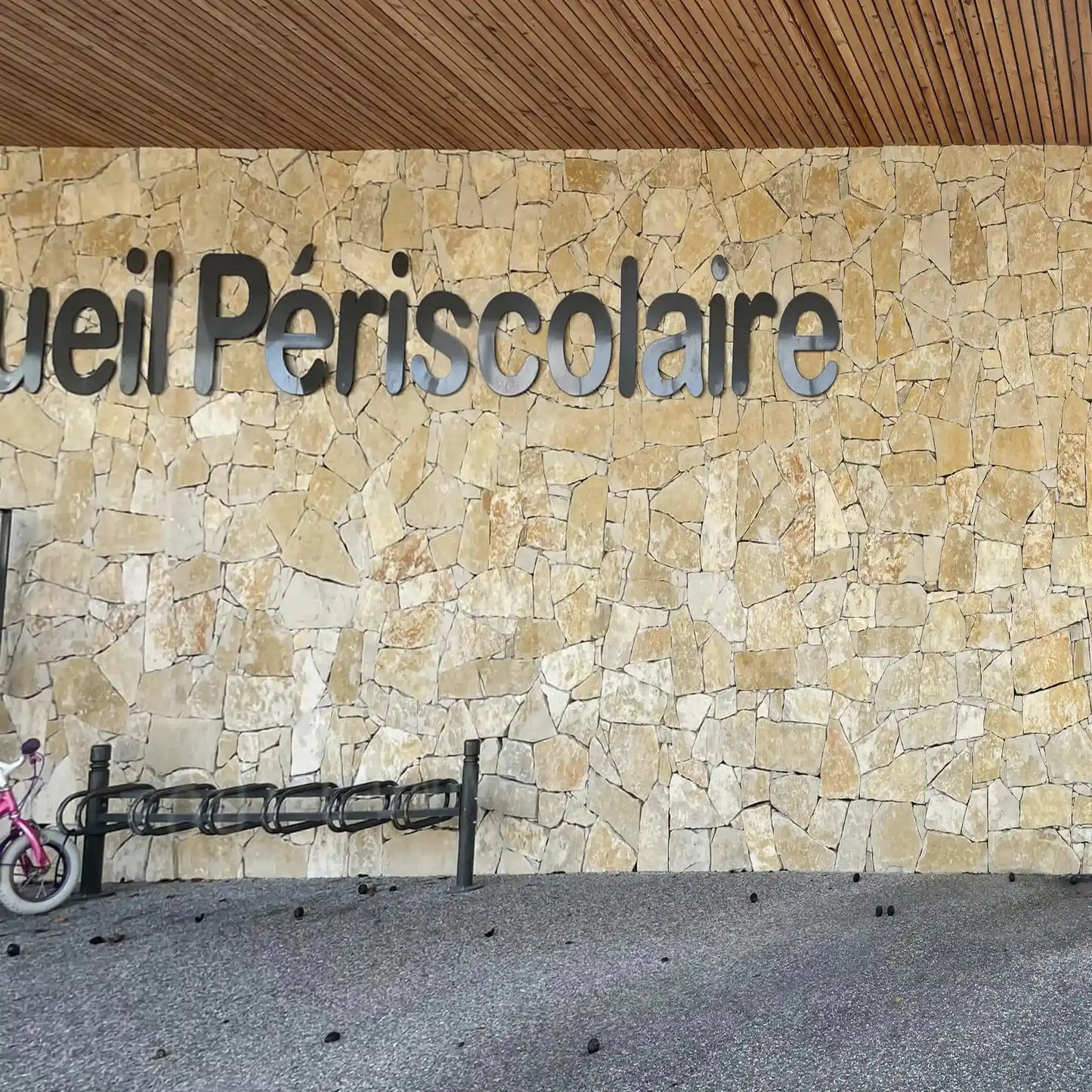 Pierre de parement calcaire beige ROCKFACE pour mur extérieur/intérieur