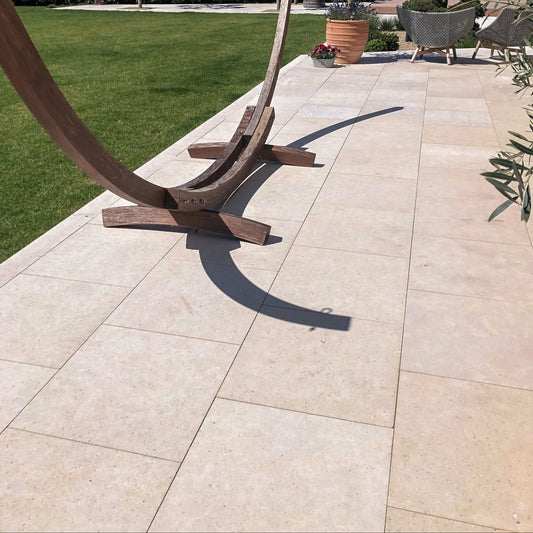 Dallage extérieur en pierre calcaire SINAI PEARL sablé brossé - Minéral Pierre Naturelle