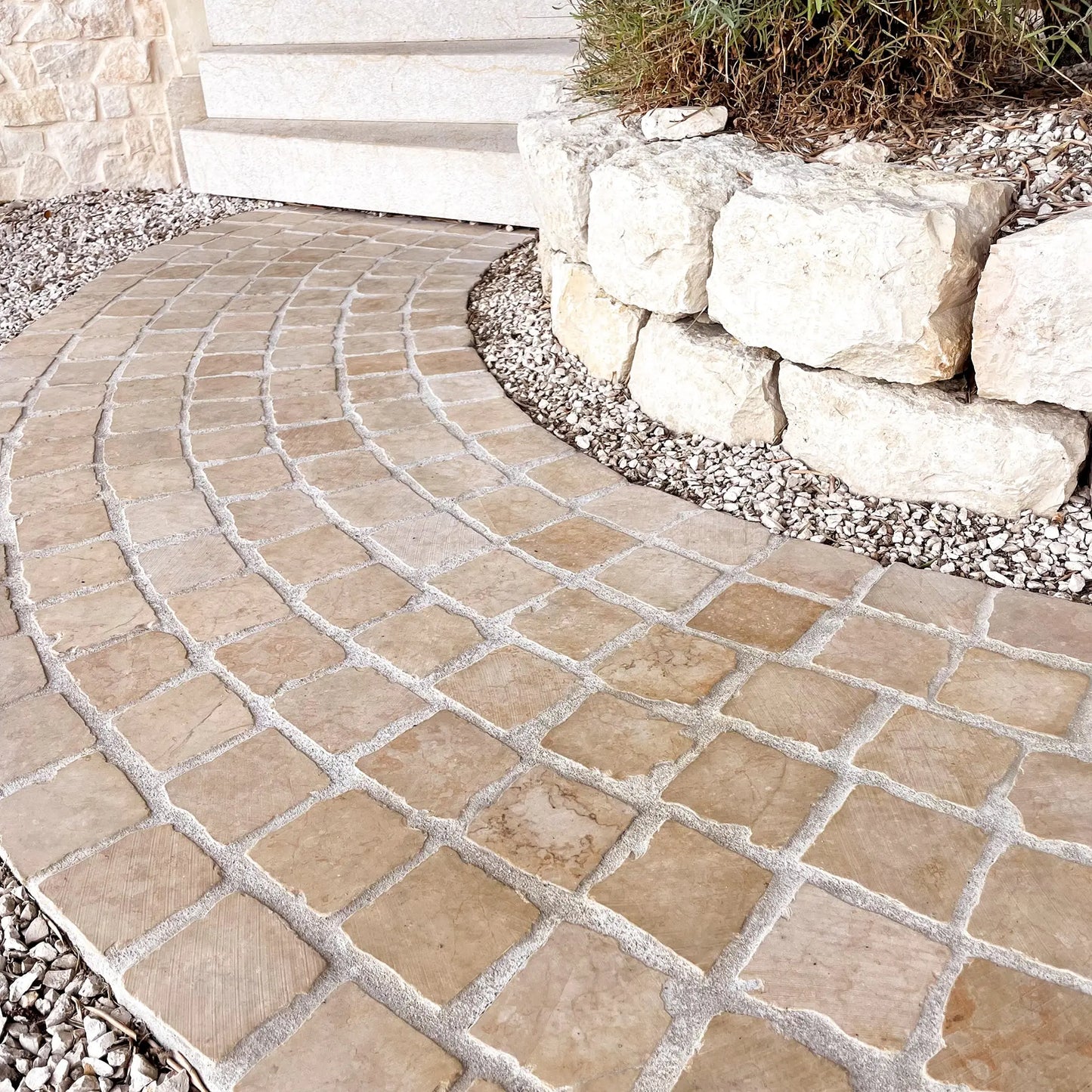 Pavé en pierre calcaire ALMENDRA bords bruts - Minéral Pierre Naturelle