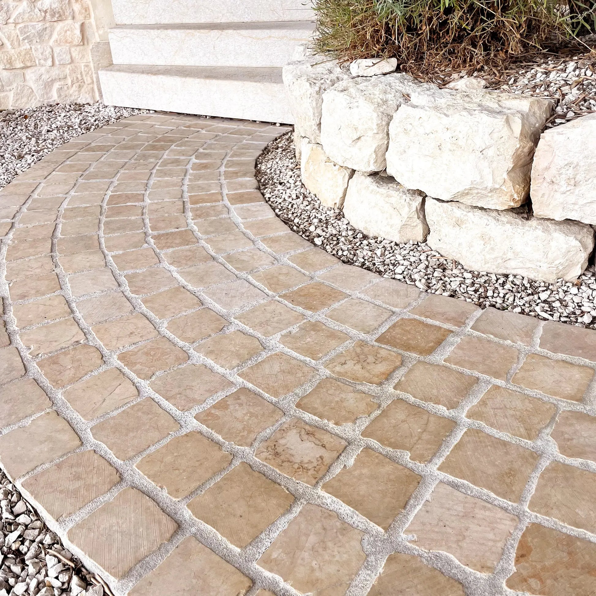 Pavé en pierre calcaire ALMENDRA bords bruts - Minéral Pierre Naturelle