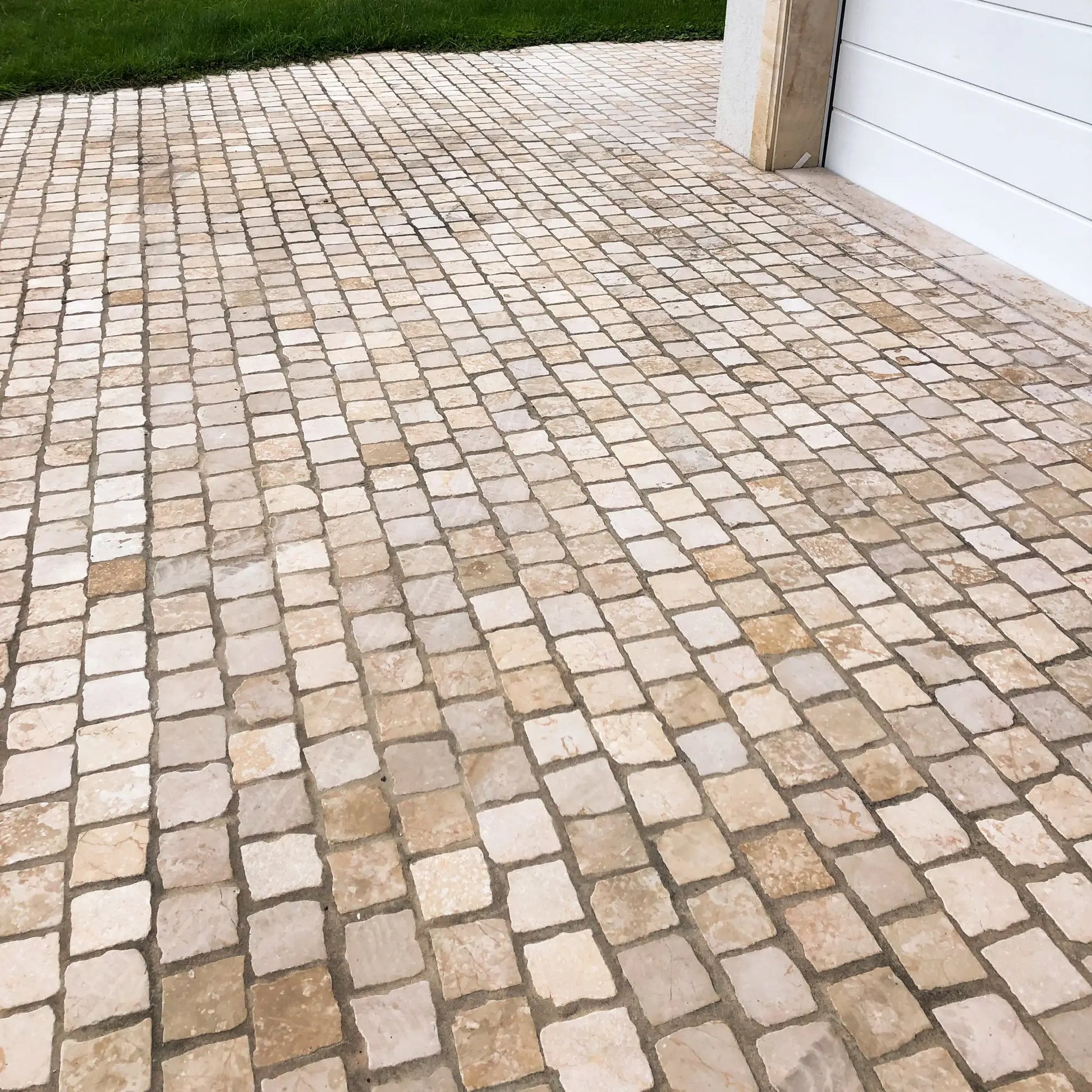 Pavé en pierre calcaire ALMENDRA bords bruts - Minéral Pierre Naturelle