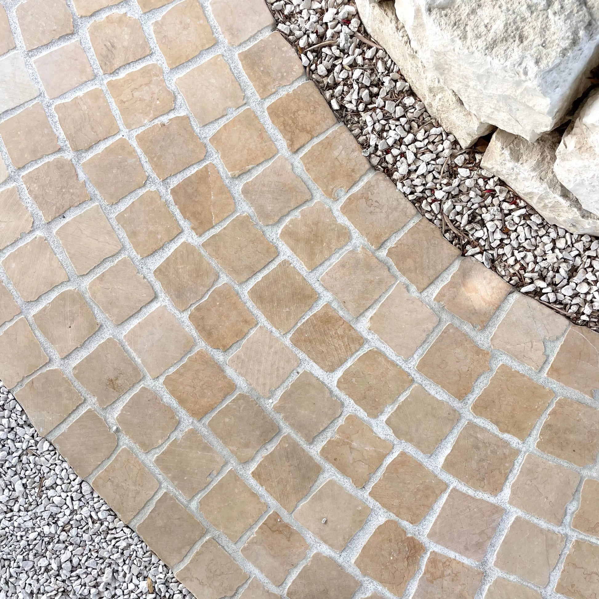 Pavé en pierre calcaire ALMENDRA bords bruts - Minéral Pierre Naturelle