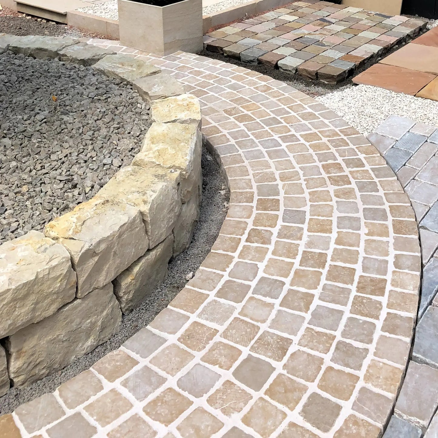 Pavé en pierre calcaire ALMENDRA bords bruts - Minéral Pierre Naturelle