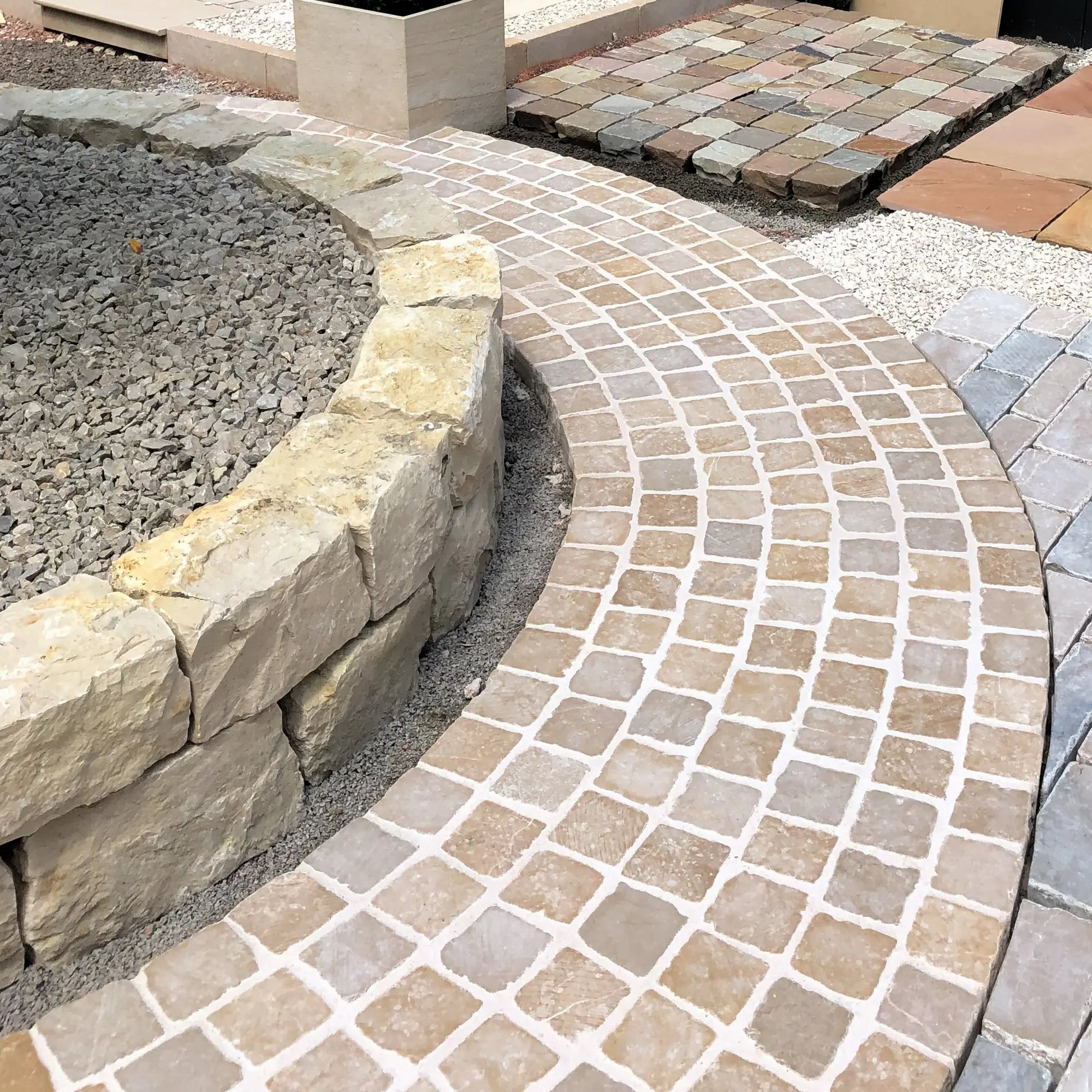 Pavé en pierre calcaire ALMENDRA bords bruts - Minéral Pierre Naturelle