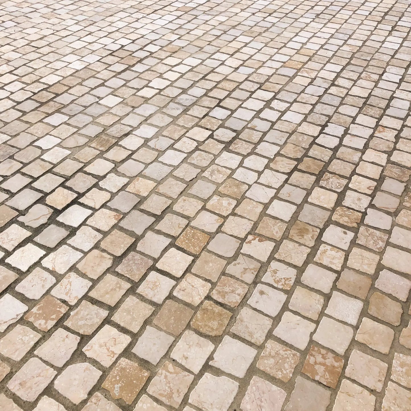 Pavé en pierre calcaire ALMENDRA bords bruts - Minéral Pierre Naturelle