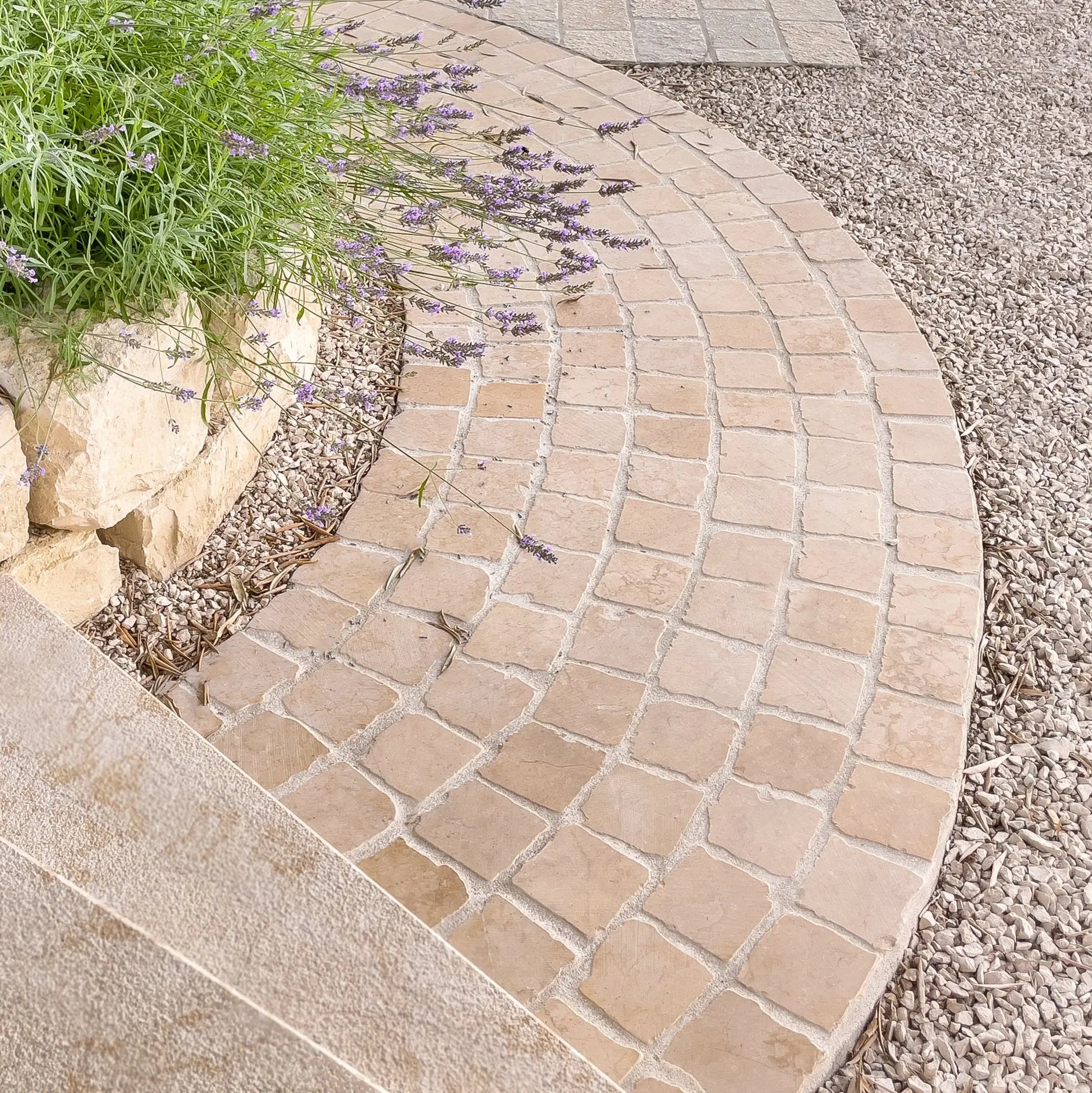 Pavé en pierre calcaire ALMENDRA bords bruts - Minéral Pierre Naturelle