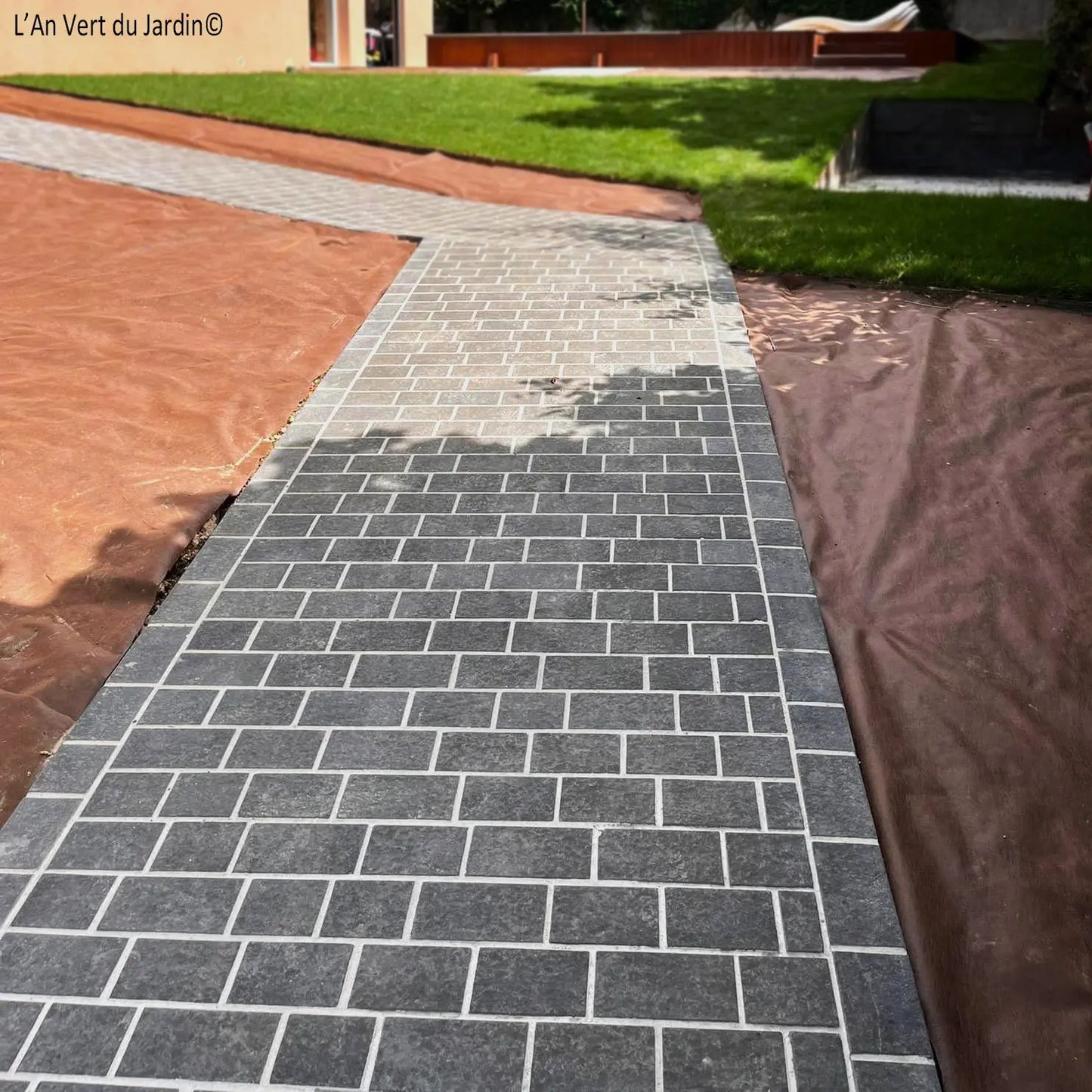 Pavé en BASALTE SUPER BLACK flammé - Minéral Pierre Naturelle