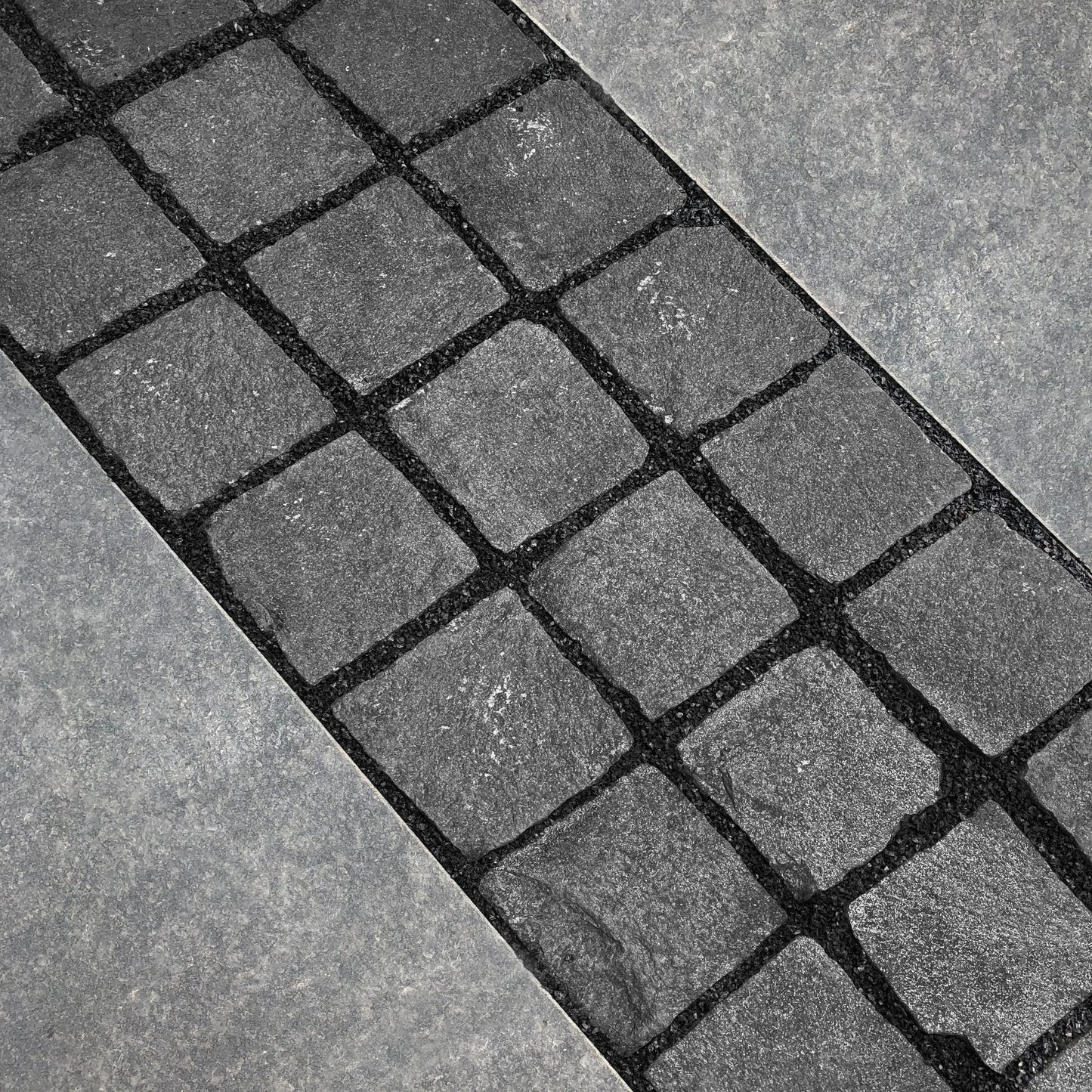 Pavé en BASALTE SUPER BLACK Naturel - Minéral Pierre Naturelle