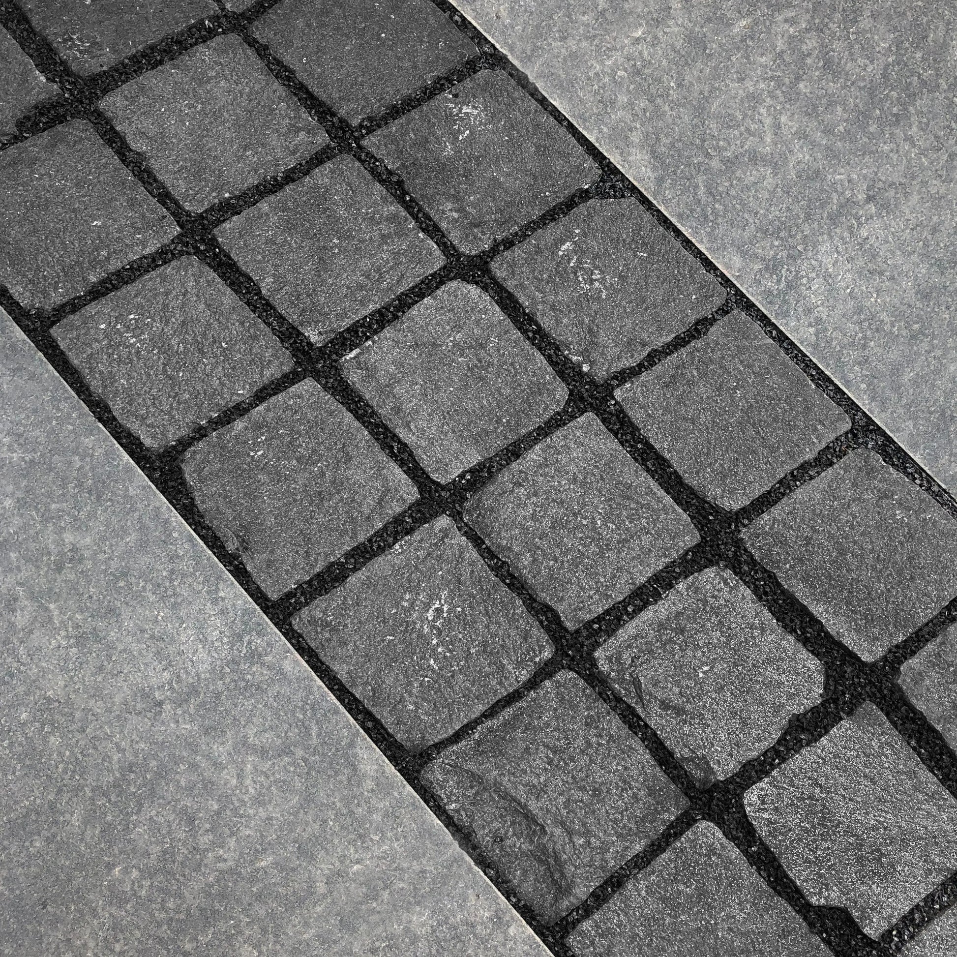 Pavé en BASALTE SUPER BLACK Naturel - Minéral Pierre Naturelle