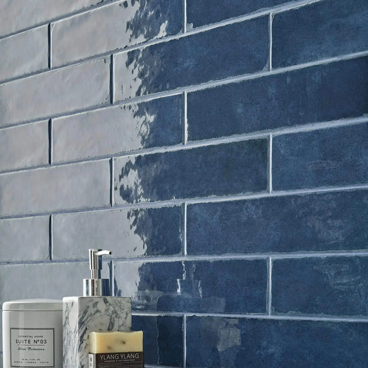 Fliese OCEAN glänzend 30 x 7,5 x 0,9 cm – Oberfläche: glänzend – rektifiziert: nein – Material: Steingut (nicht durchgefärbt) – Form: rechteckig – Länge: 30 cm