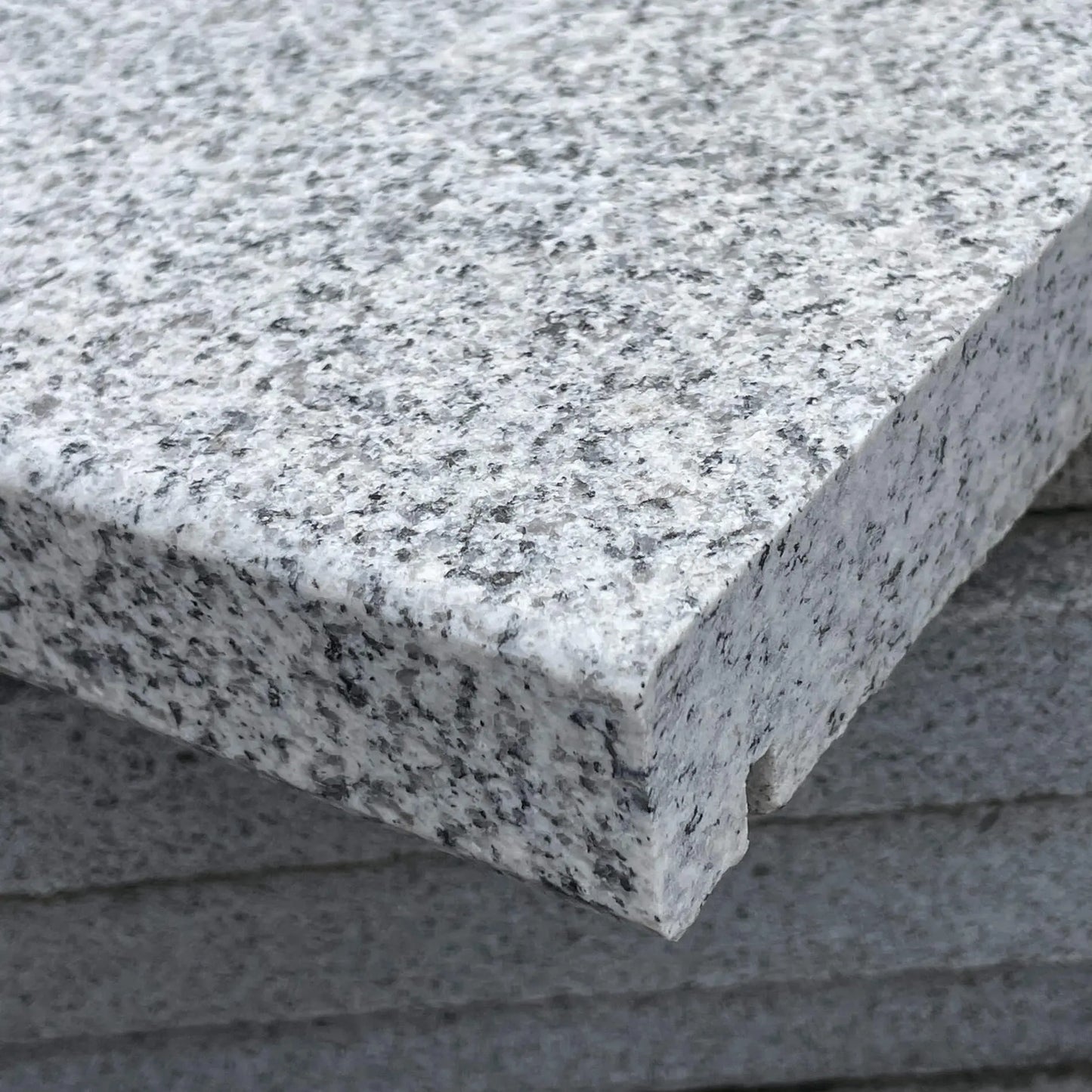 Couvre mur / Couvertine en granit gris clair SILVERSAND, finition flammée - pierre naturelle