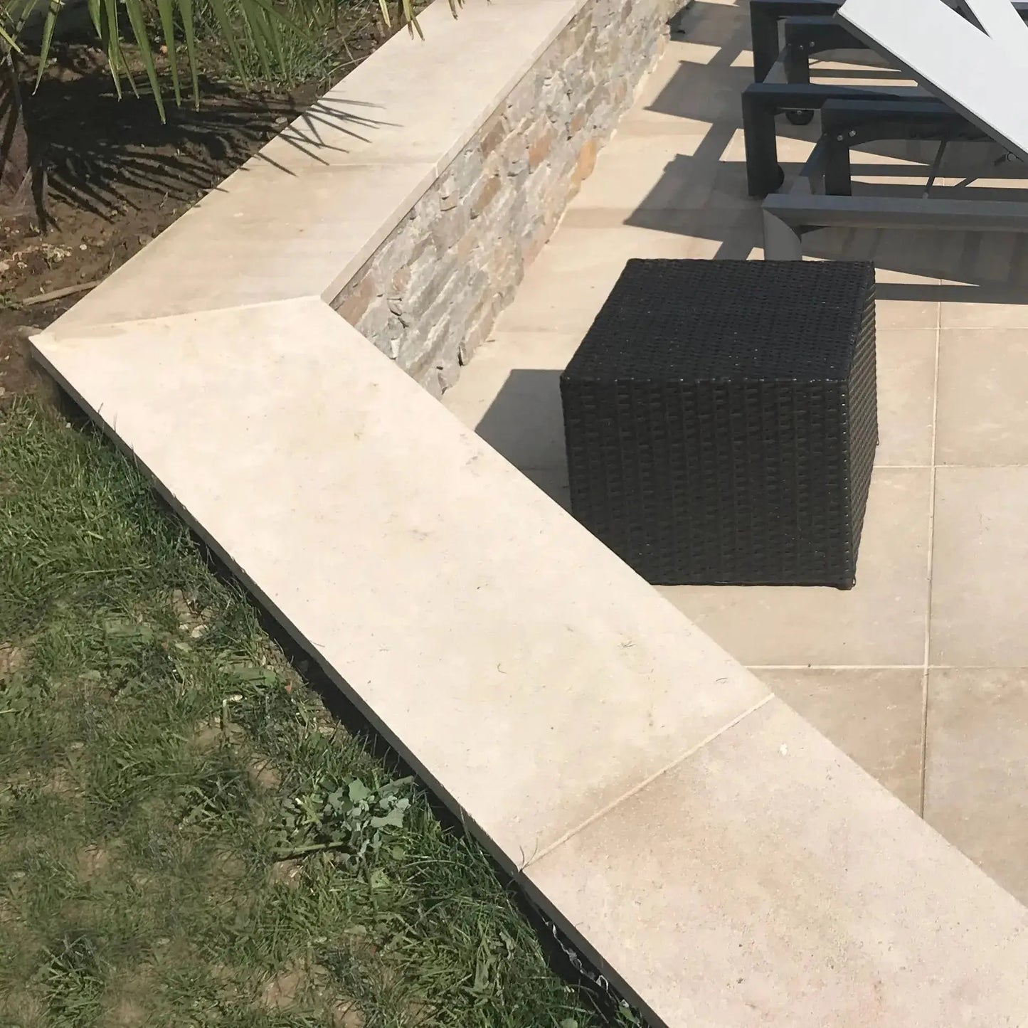 Couvre mur en pierre calcaire SINAI PEARL (sans larmiers) - couvertine beige clair en finition vieilli - réalisation