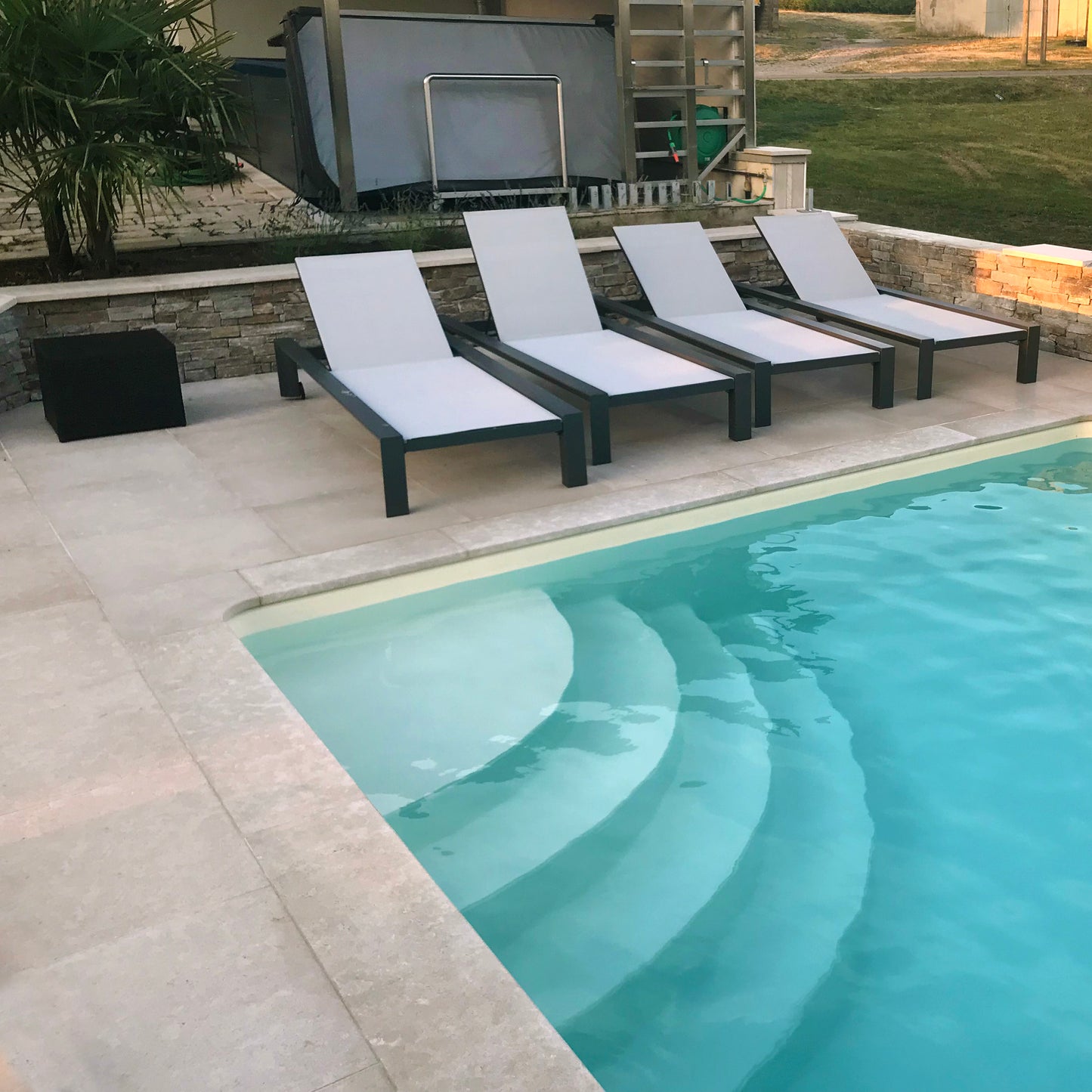 Dallage Pierre Calcaire Sinai PEARL beige, Sol extérieur, finition vieillie, piscine
