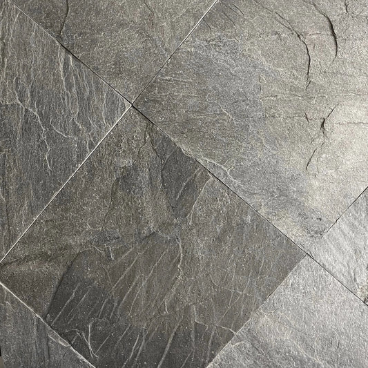 Dallage en QUARTZITE TITANE, Sol/Mur, Intérieur/Extérieur 
Gris
Finition : Clivé, bords sciés
Longueur : 60 cm
Largeur: 40 cm
Épaisseur : 1.2-1.5 cm
Poids : 41 kg / m²