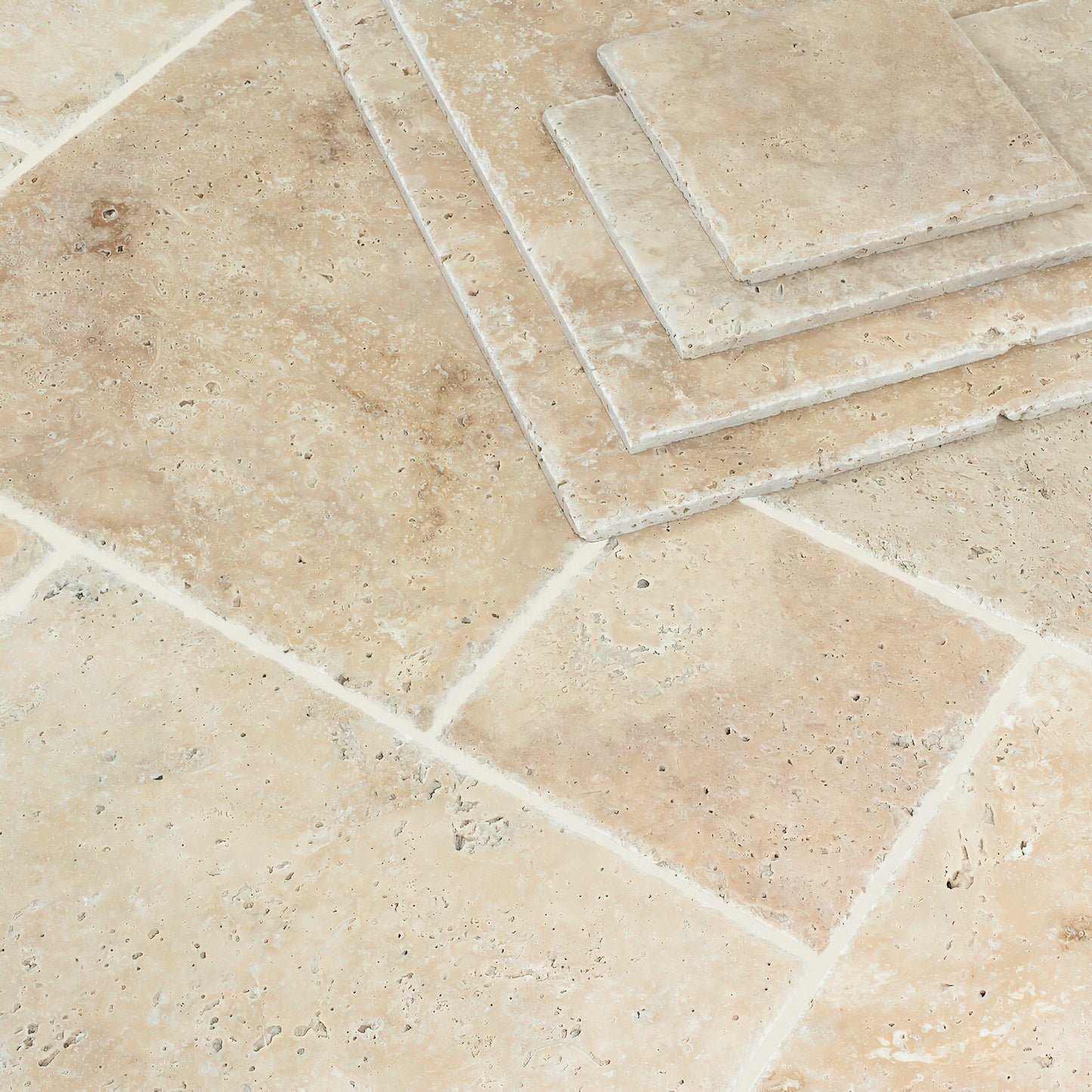 Dallage en TRAVERTIN LIGHT - Sol Mur Intérieur Extérieur Gros plan sur la texture du travertin Light, pierre naturelle beige avec peu de trous et faible variation de teinte