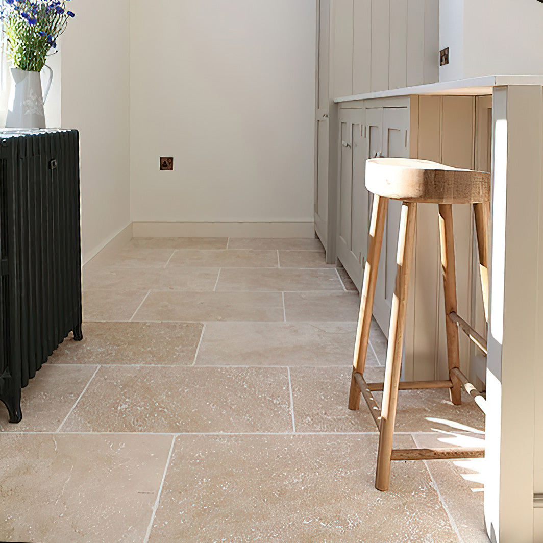 Dallage en TRAVERTIN LIGHT - Sol Mur Intérieur Extérieur Posé en terrasse extérieure, pierre naturelle beige clair à finition vieillie, aspect homogène et antidérapant