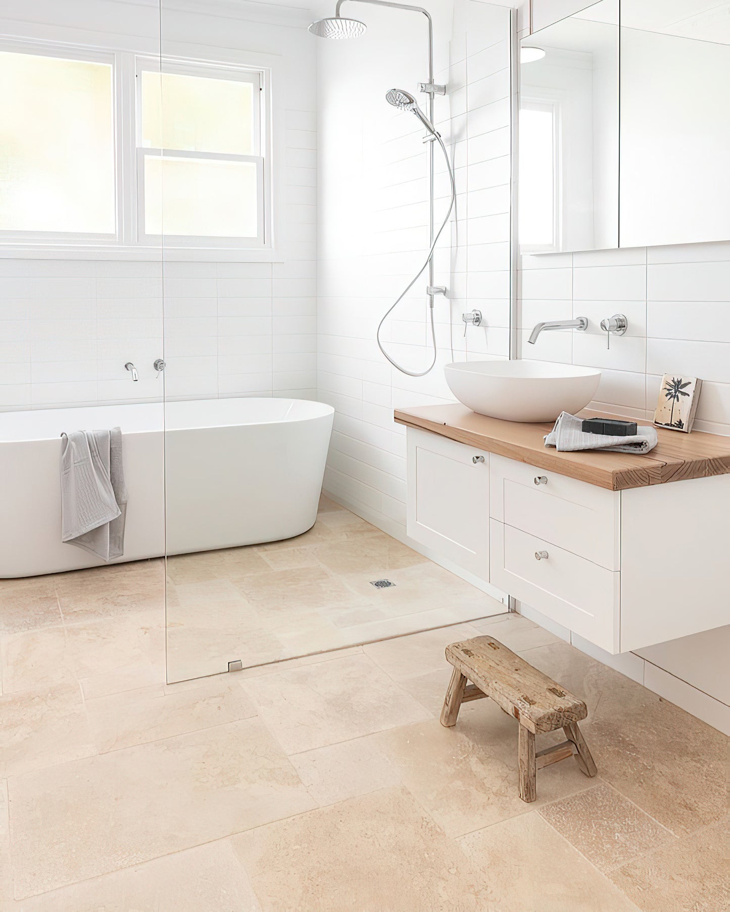 Dallage en TRAVERTIN LIGHT - Sol Mur Intérieur Extérieur Posé en terrasse extérieure, pierre naturelle beige clair à finition vieillie, aspect homogène et antidérapant Salle de bain