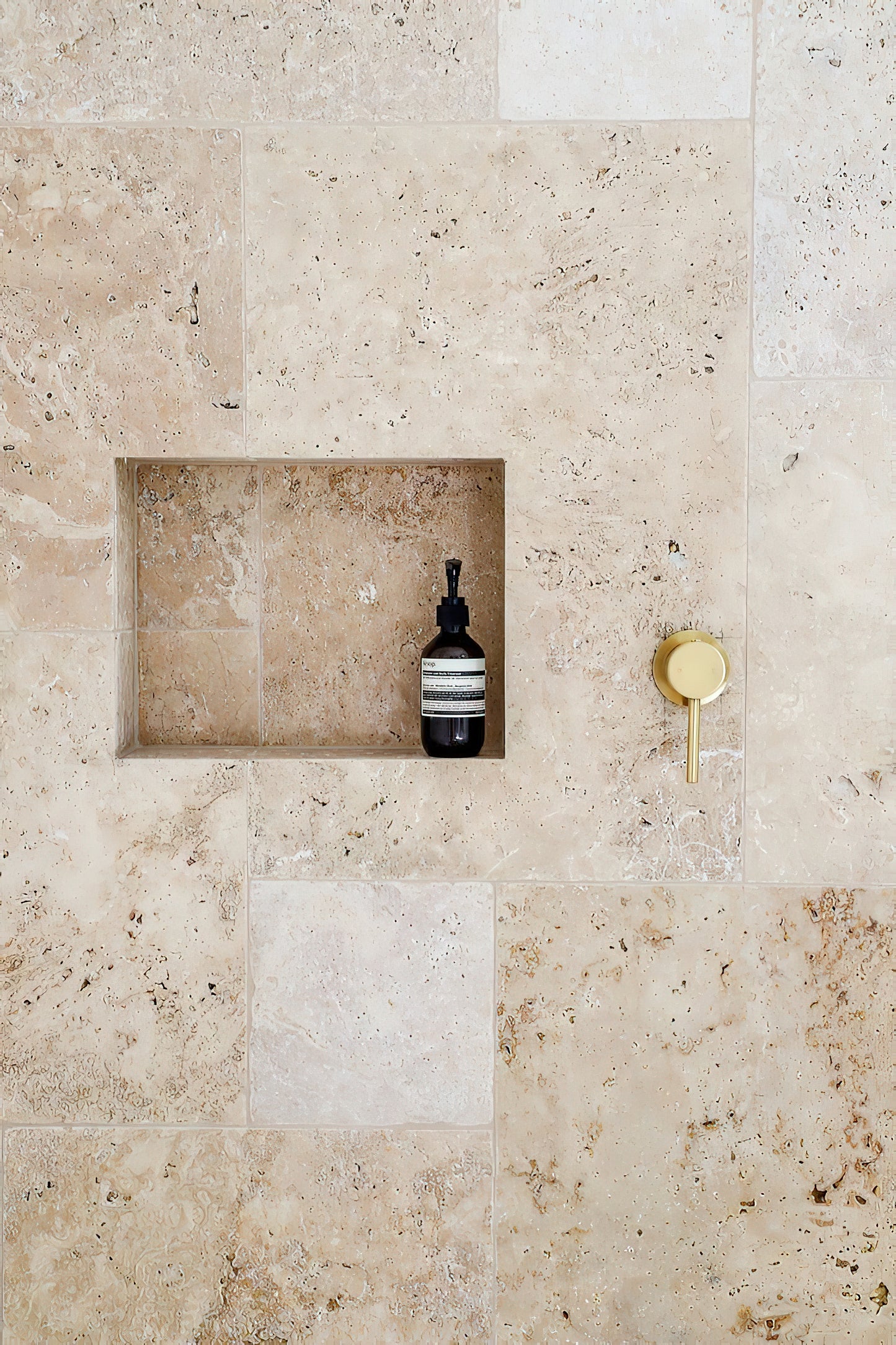 Dallage en TRAVERTIN LIGHT - Sol Mur Intérieur Extérieur Posé en terrasse extérieure, pierre naturelle beige clair à finition vieillie, aspect homogène et antidérapant Douche salle de bain