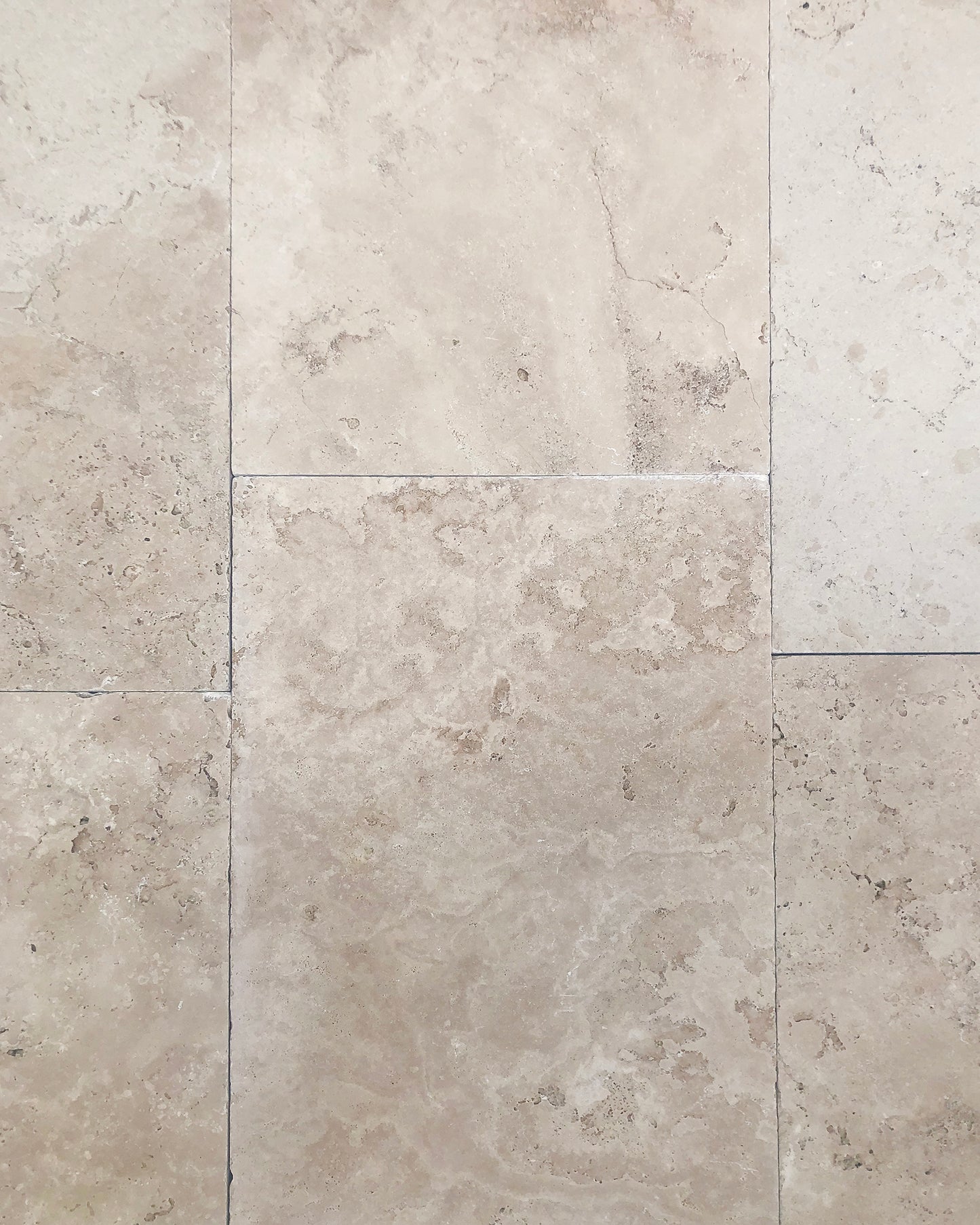 Dallage en TRAVERTIN LIGHT - Sol Mur Intérieur Extérieur Posé en terrasse extérieure, pierre naturelle beige clair à finition vieillie, aspect homogène et antidérapant