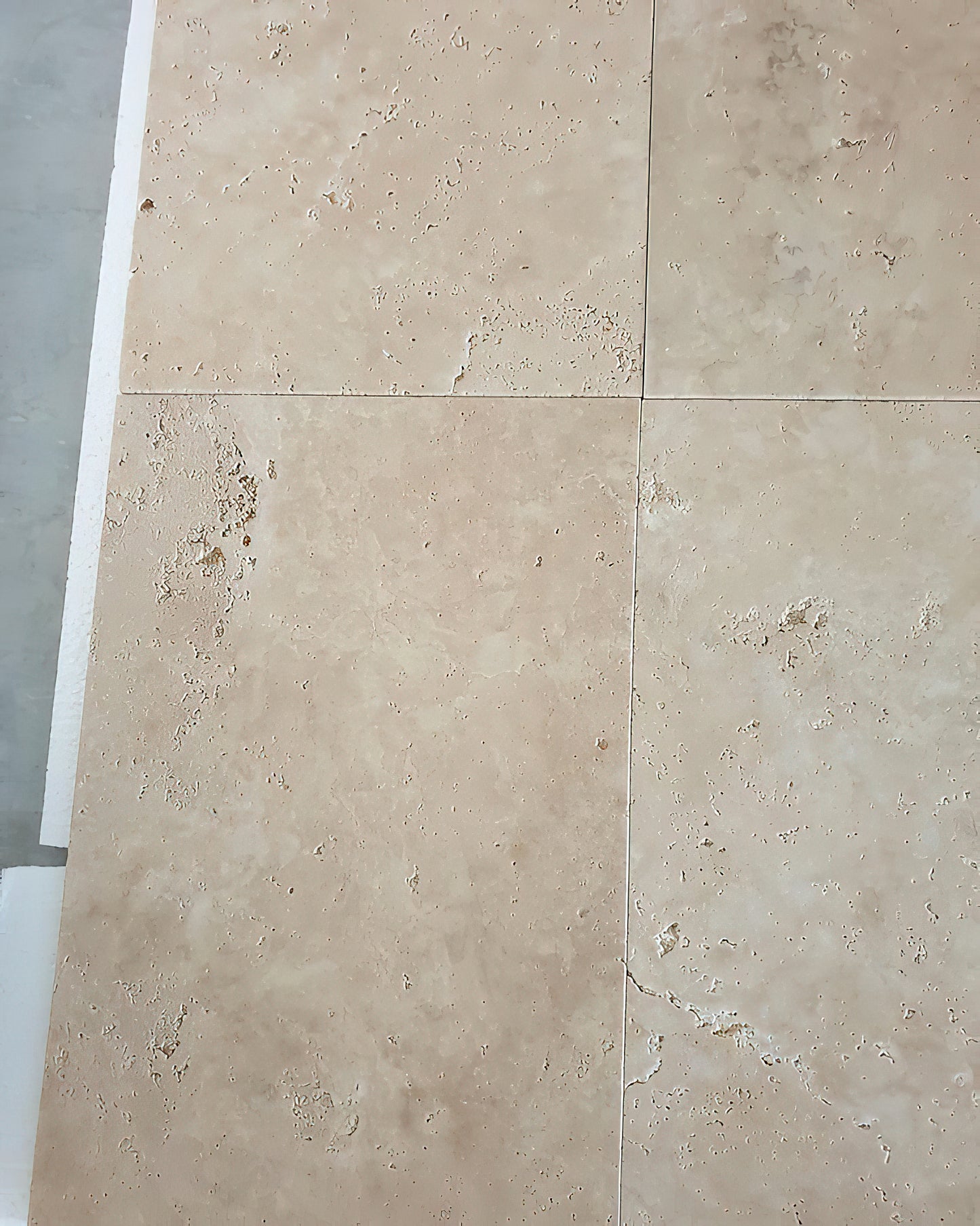 Dallage en TRAVERTIN LIGHT - Sol Mur Intérieur Extérieur Posé en terrasse extérieure, pierre naturelle beige clair à finition vieillie, aspect homogène et antidérapant