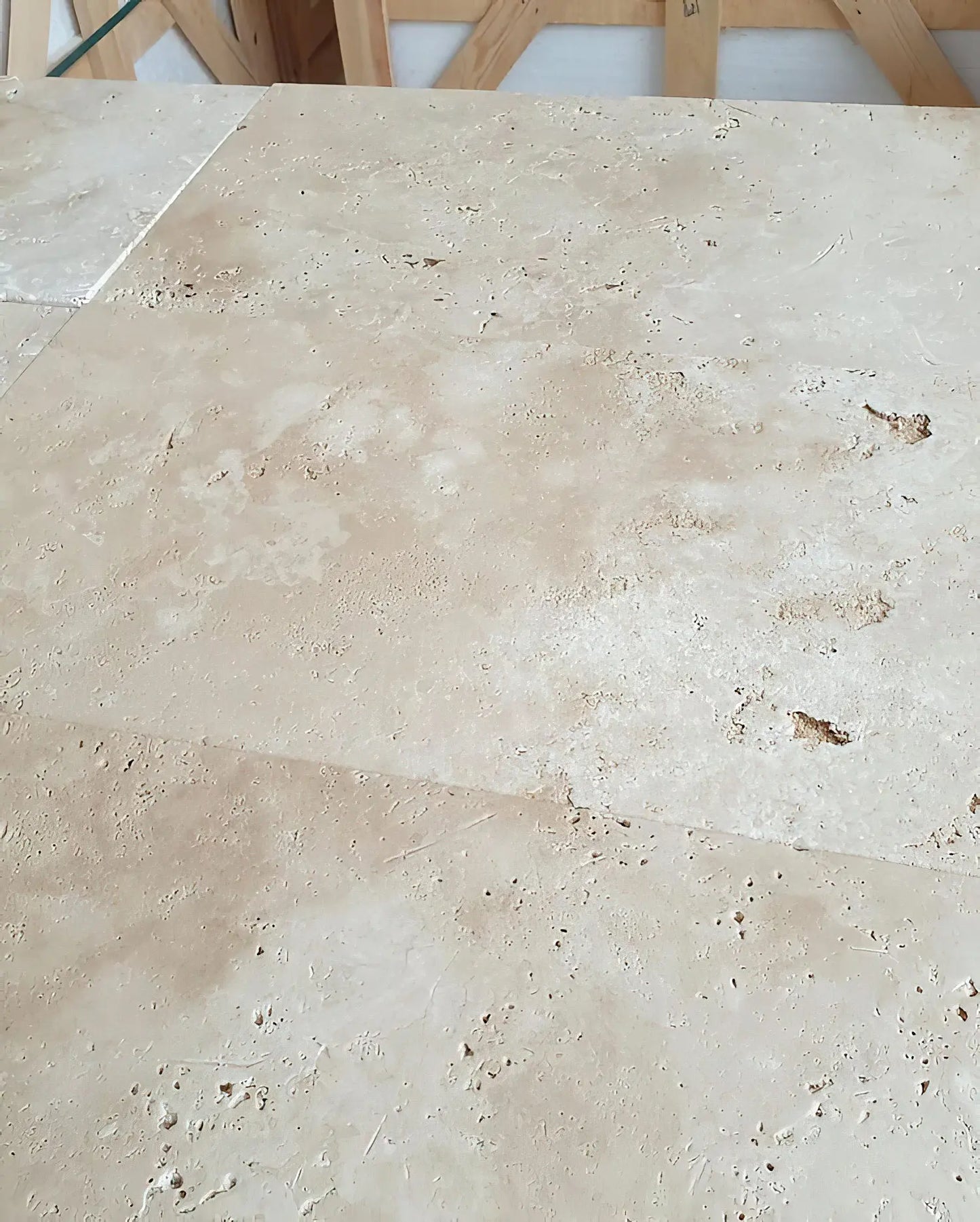 Dallage en TRAVERTIN LIGHT - Sol Mur Intérieur Extérieur Posé en terrasse extérieure, pierre naturelle beige clair à finition vieillie, aspect homogène et antidérapant