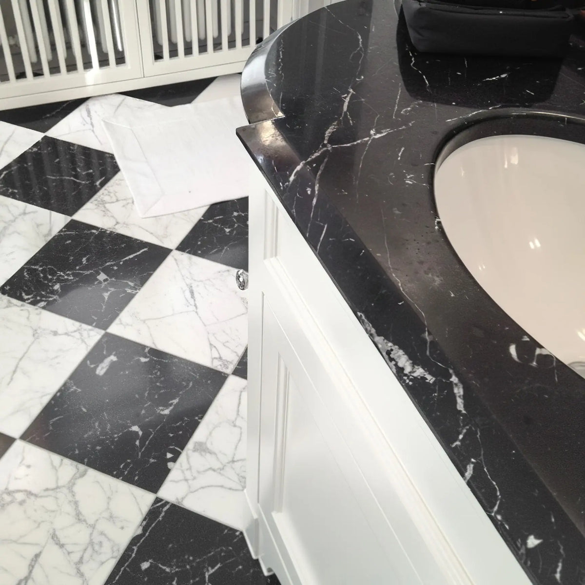 Schachbrettboden aus Marmor CARRARA und NOIR MARQUINA – Minéral Naturstein