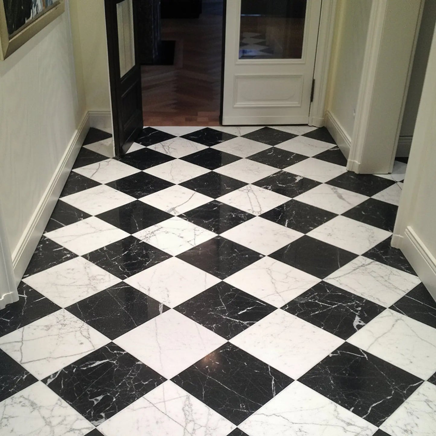 Schachbrettmuster aus Carrara-Marmor und Black Marquina