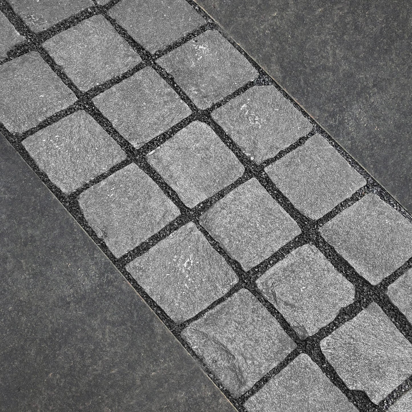Pavé en GRANIT ANTHRACITE - Minéral Pierre Naturelle