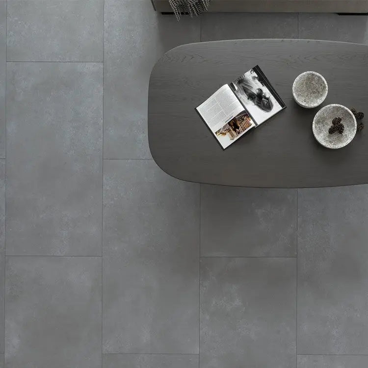 Feinsteinzeug in Betonoptik BETON CENDRÉ – 60 x 60 x 2 cm | Oberfläche: Betonoptik | Rutschhemmung: R11 | Farbe: grau | Kanten: rektifiziert | Stärke: 2 cm | Gewicht: 17,20 kg/Platte bzw. 1.100 kg/Palette (23,04 m²) | Außenbereich Boden