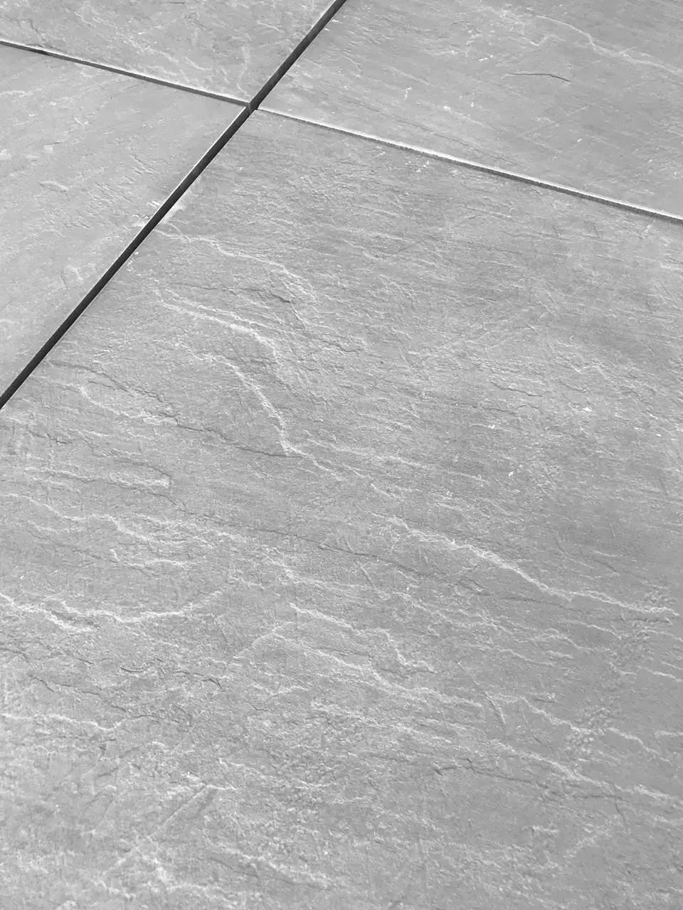 Grès cérame effet pierre KANDLA GREY - 90x60x2 :
Finition : Effet pierre
Surface antidérapante R-11
Couleur : Gris
Bords : Rectifiés
réalisation client / zoom produit matière