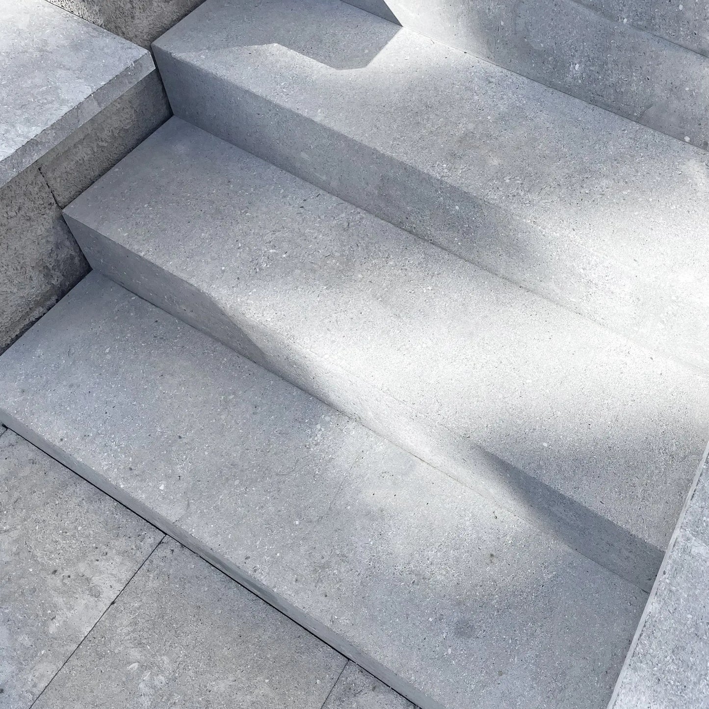 Marche bloc en pierre calcaire GRIS MONCERAT - Minéral Pierre Naturelle