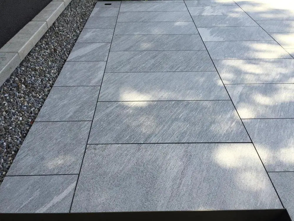 Bodenplatte Gneiss ALPINA WHITE geschliffen - Minéral Naturstein