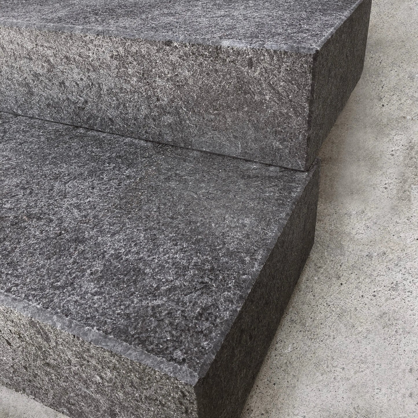 Marche bloc en granit JADE BLACK - Minéral Pierre Naturelle