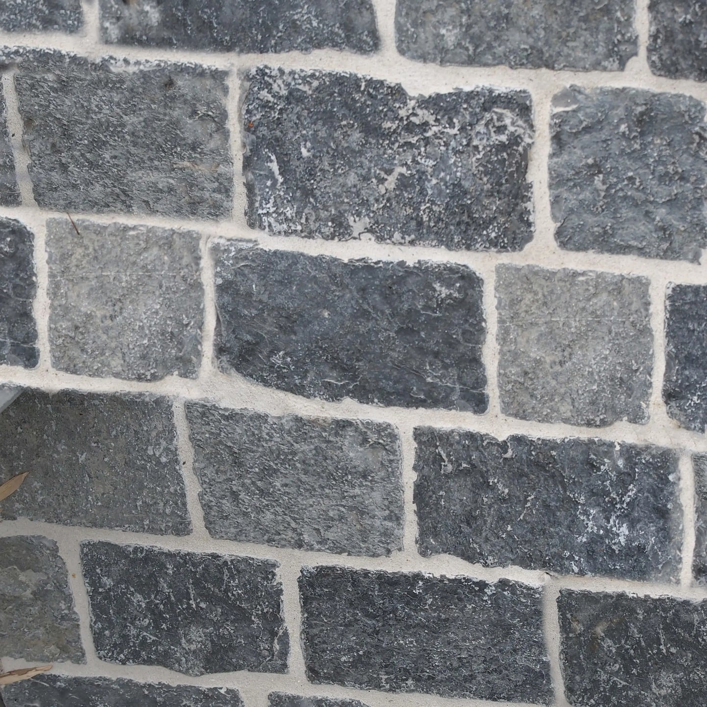 Pavé en pierre calcaire LIMA BLACK - Minéral Pierre Naturelle