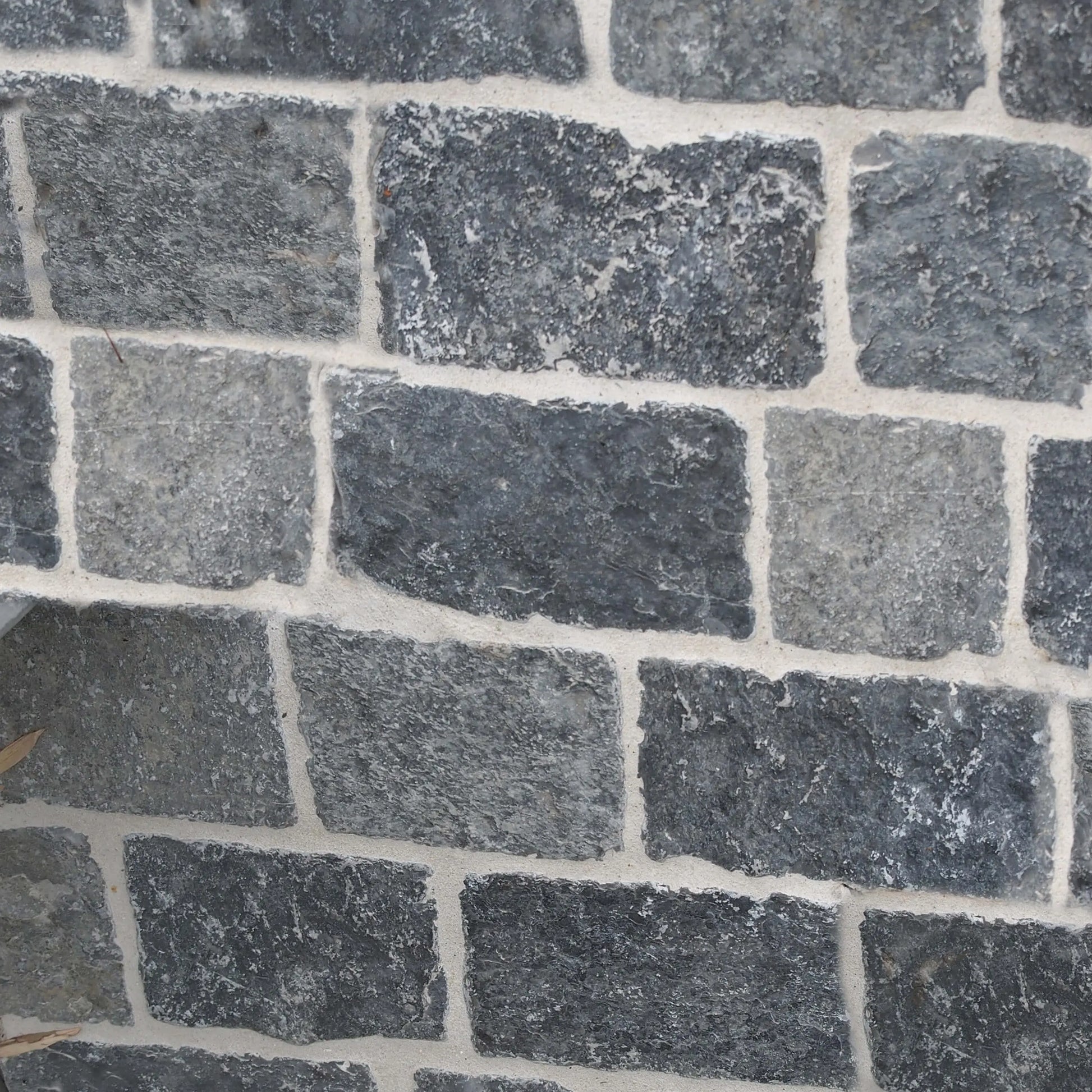 Pavé en pierre calcaire LIMA BLACK - Minéral Pierre Naturelle