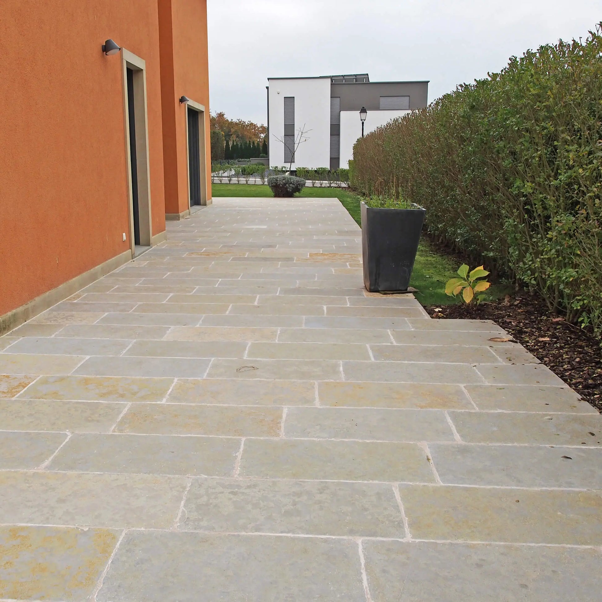 Dallage en pierre calcaire LIMA BEIGE Bords bruts - Minéral Pierre Naturelle