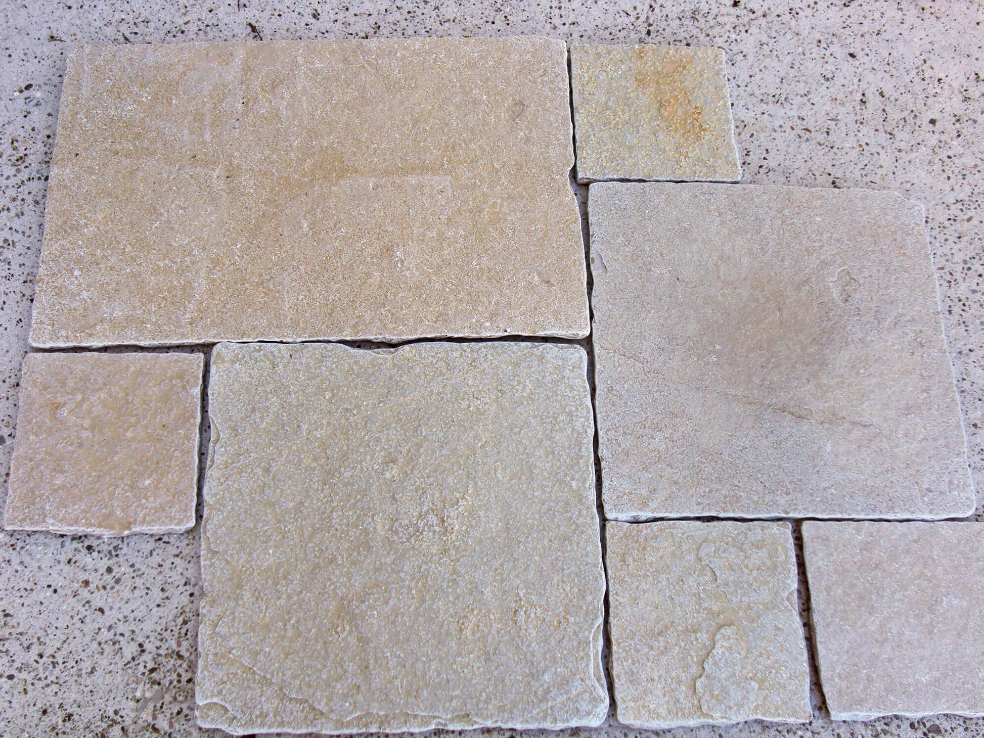 Dallage en pierre calcaire LIMA BEIGE Bords bruts - Minéral Pierre Naturelle